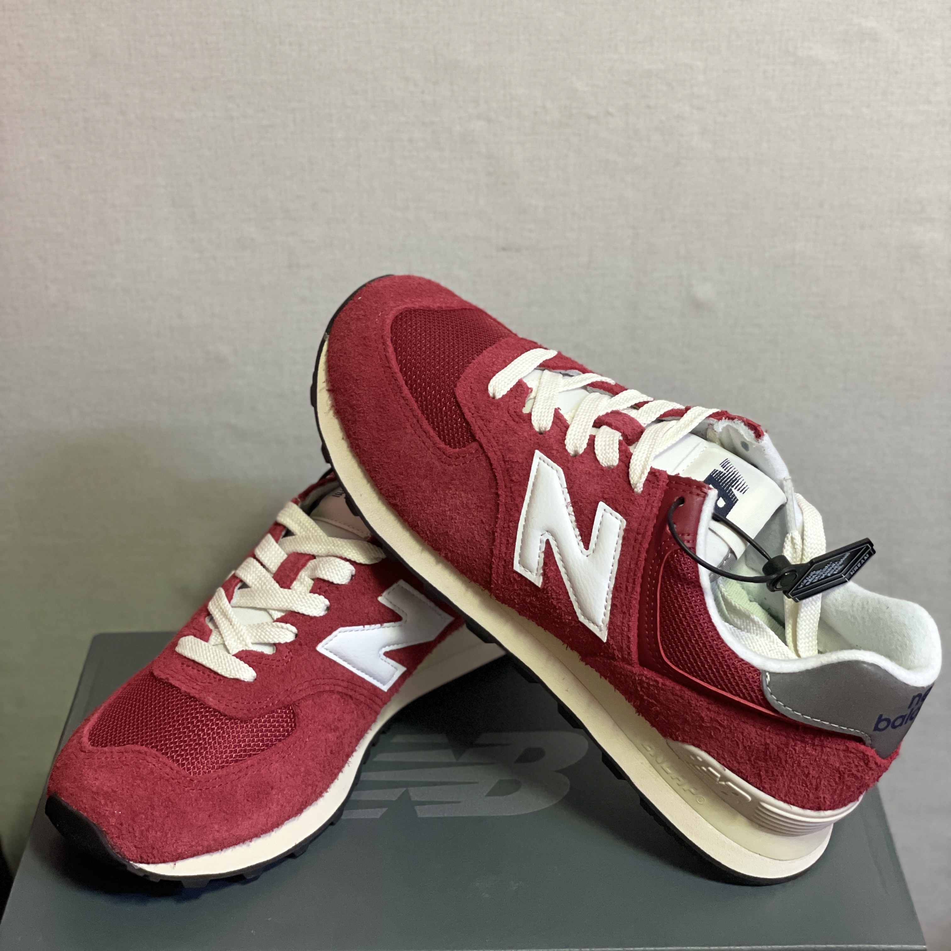 New Balance 574 Heritage Red 착용 스타일 - 2