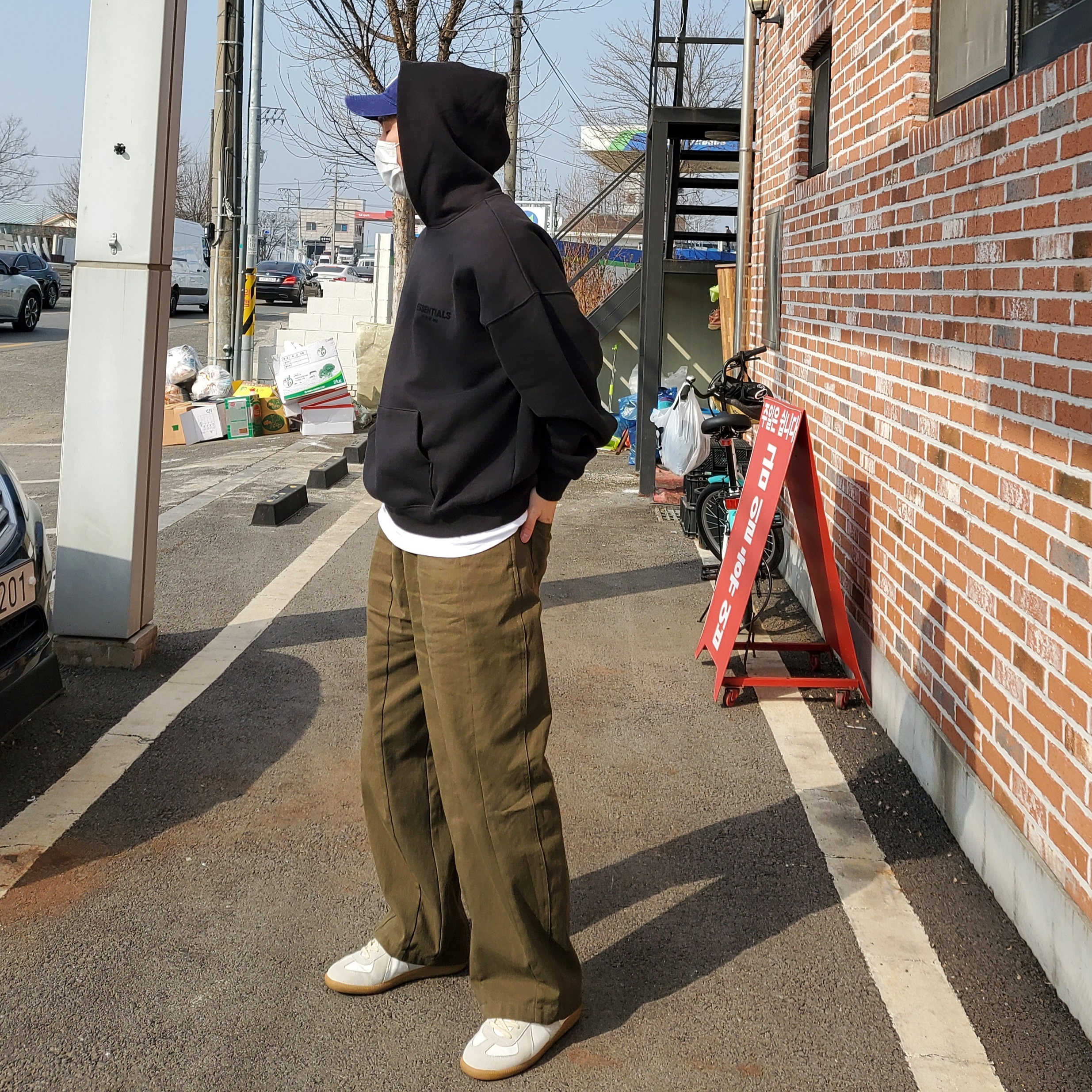 Maison Margiela Calfskin Replica Sneakers, Essentials The Core Collection Hoodie Stretch Limo 착용 스타일 - 1