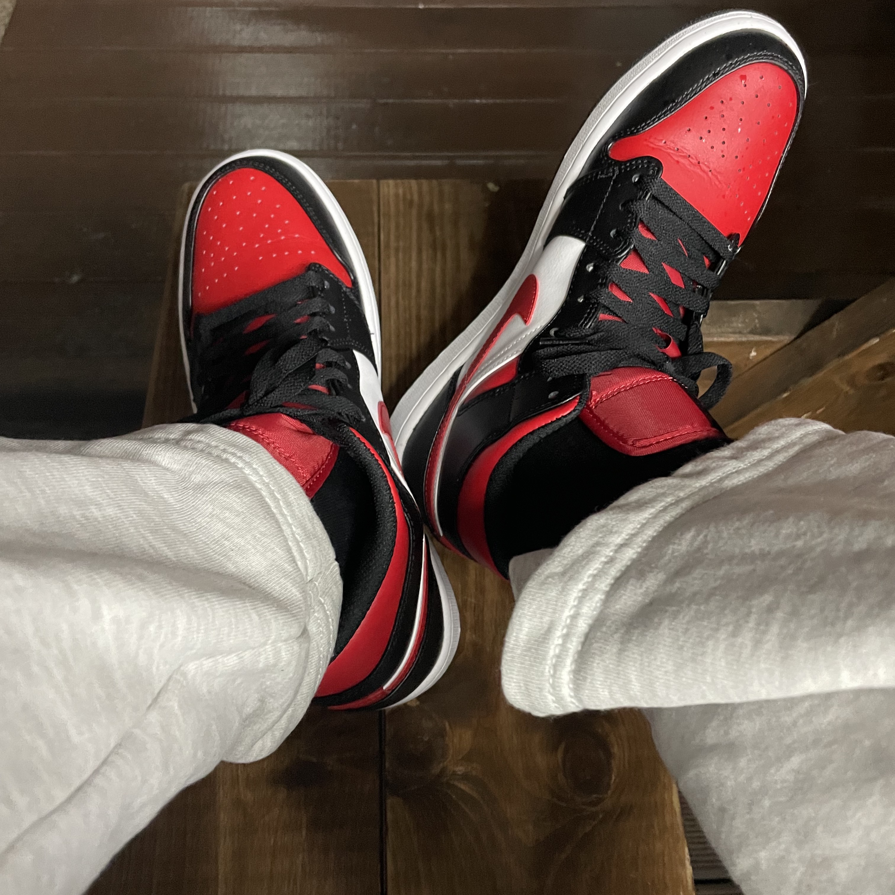 Jordan 1 Mid Black Fire Red 착용 스타일 - 1