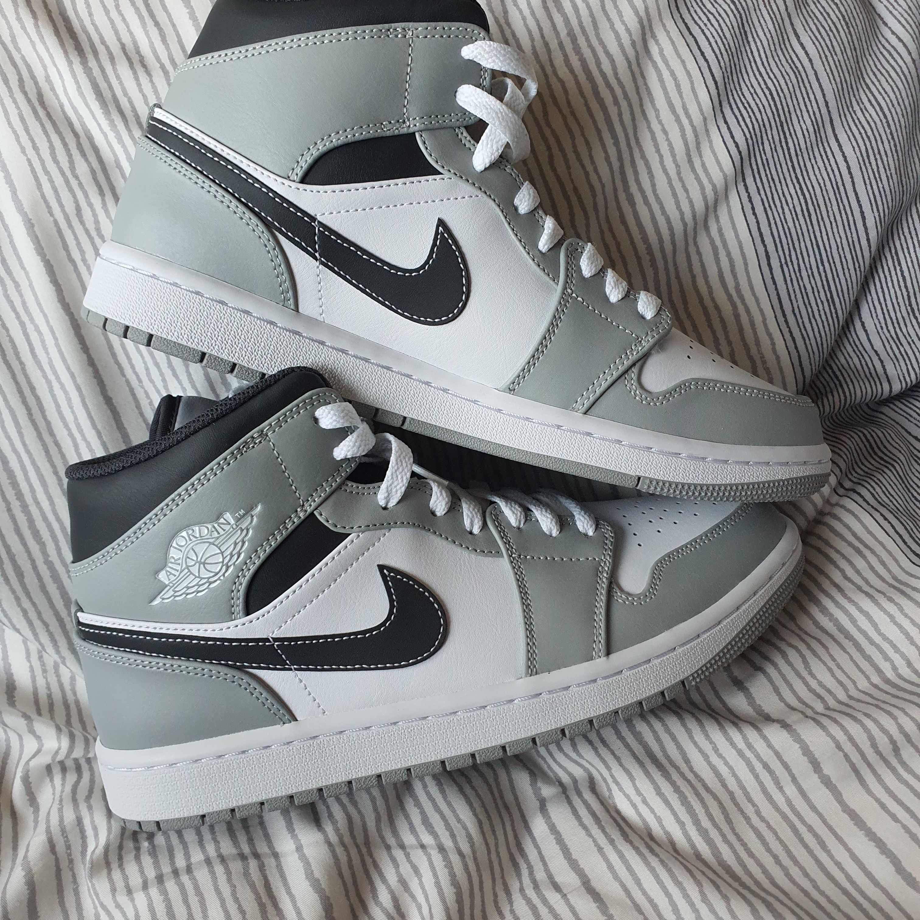Jordan 1 Mid Light Smoke Grey Anthracite 착용 스타일 - 2