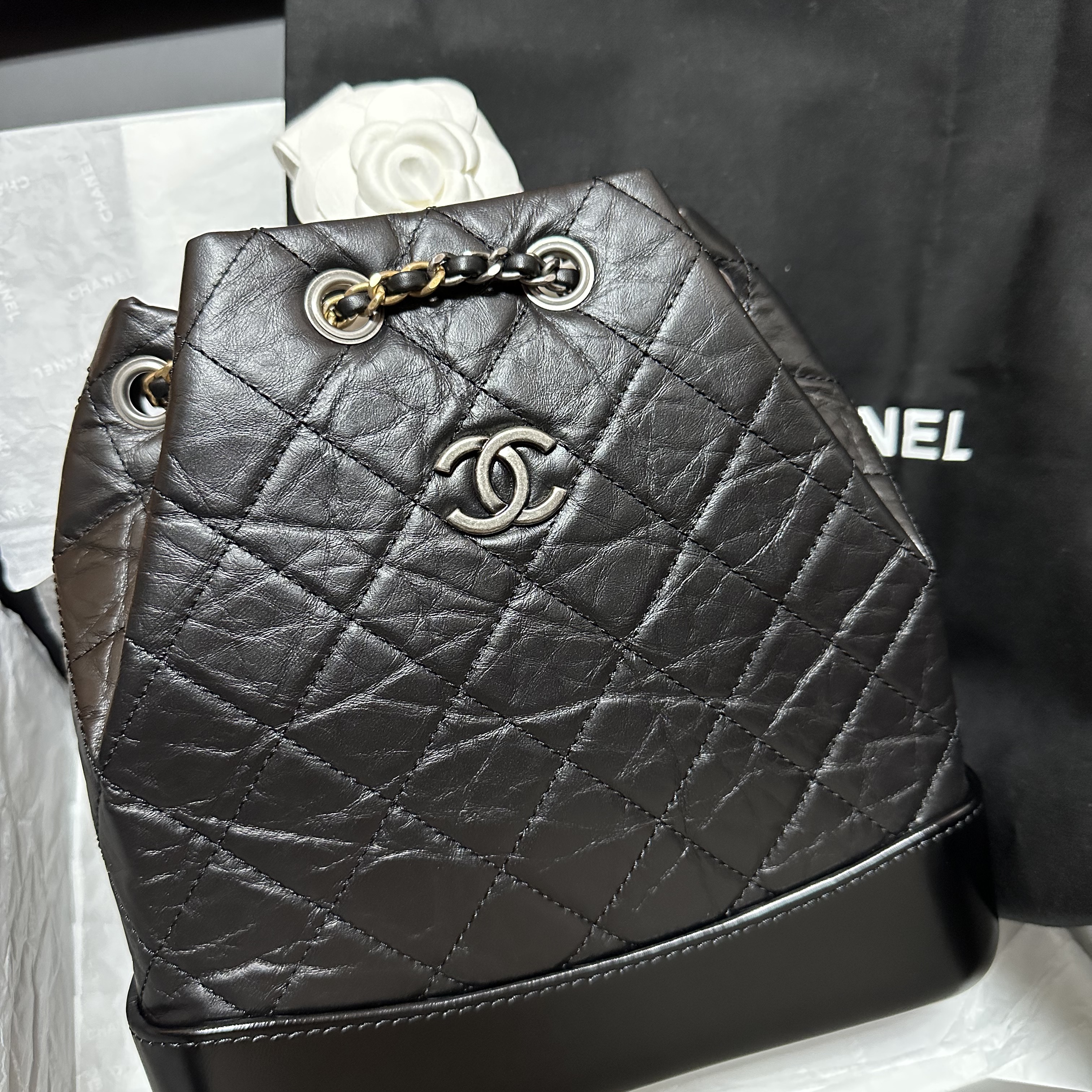 Chanel Small Gabrielle Backpack Aged Calfskin & Gold Silver Black 착용 스타일 - 3
