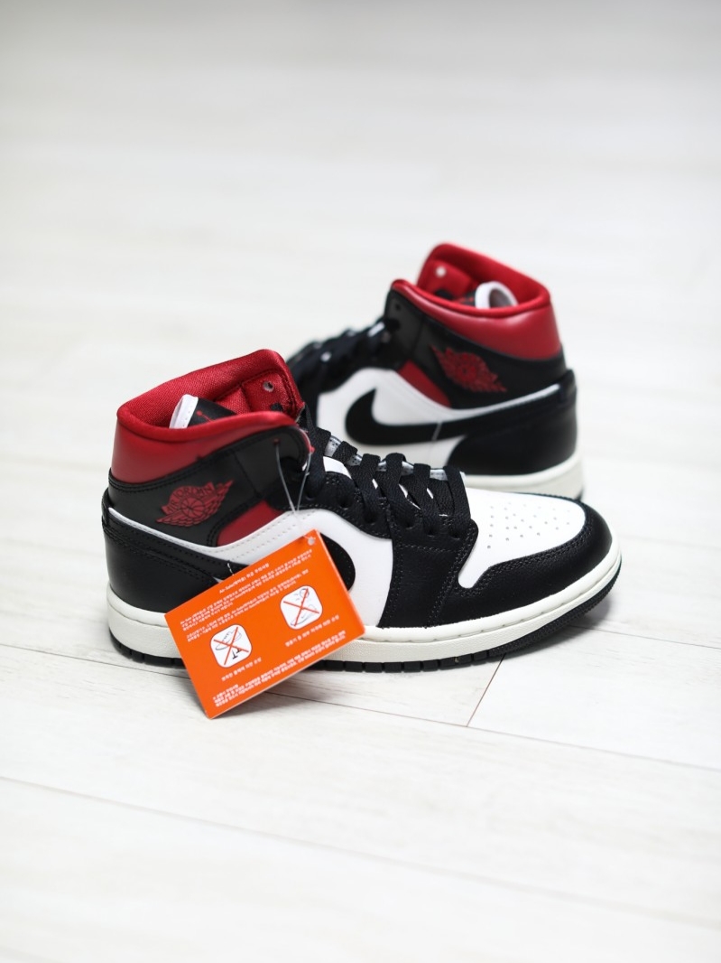 (W) Jordan 1 Mid Black Gym Red 착용 스타일 - 2