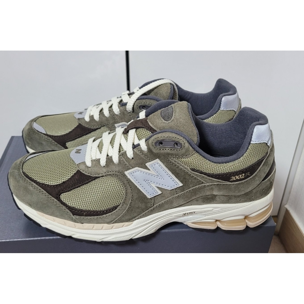 New Balance 2002R Special Vintage Khaki 착용 스타일 - 1