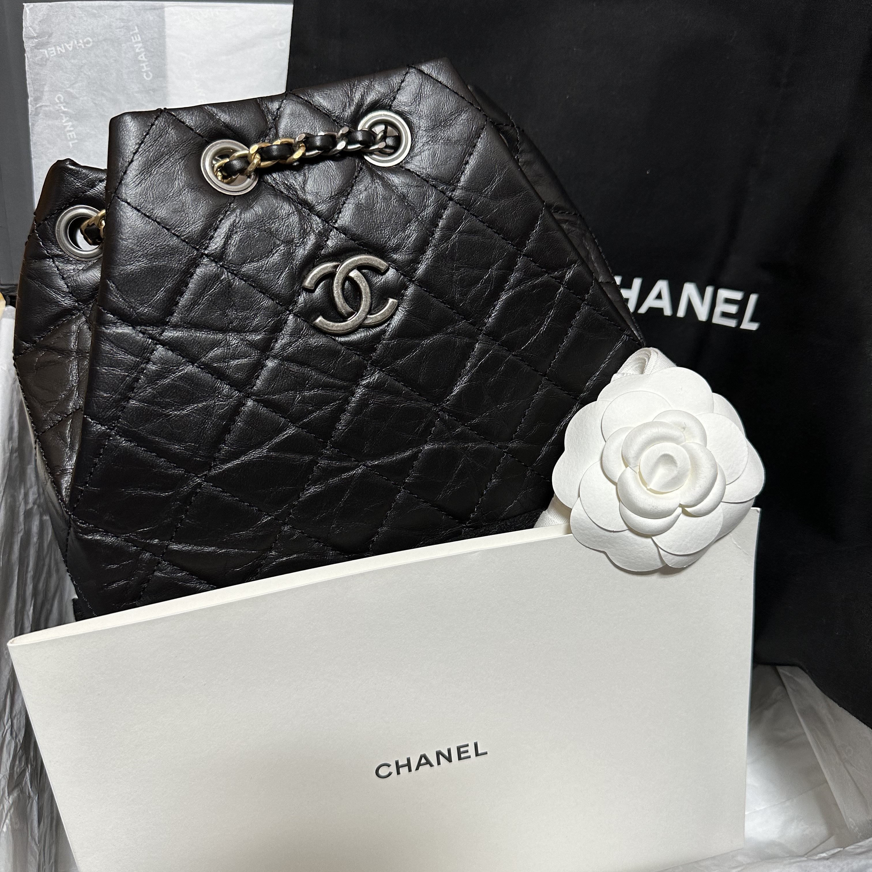 Chanel Small Gabrielle Backpack Aged Calfskin & Gold Silver Black 착용 스타일 - 2