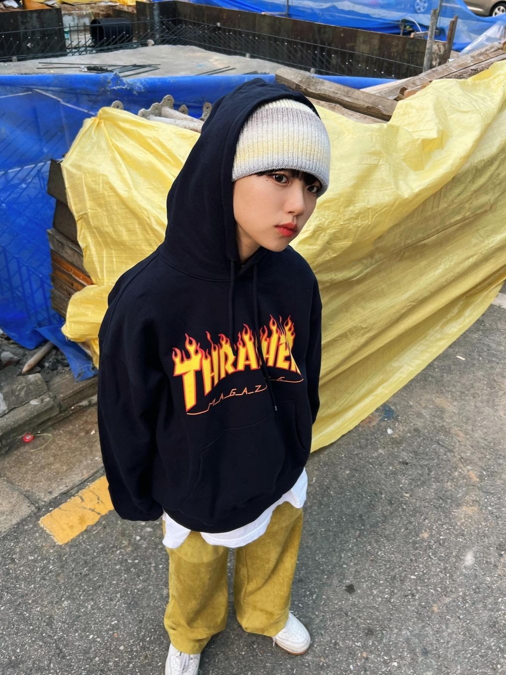 Thrasher Flame Hood Black 착용 스타일 - 1