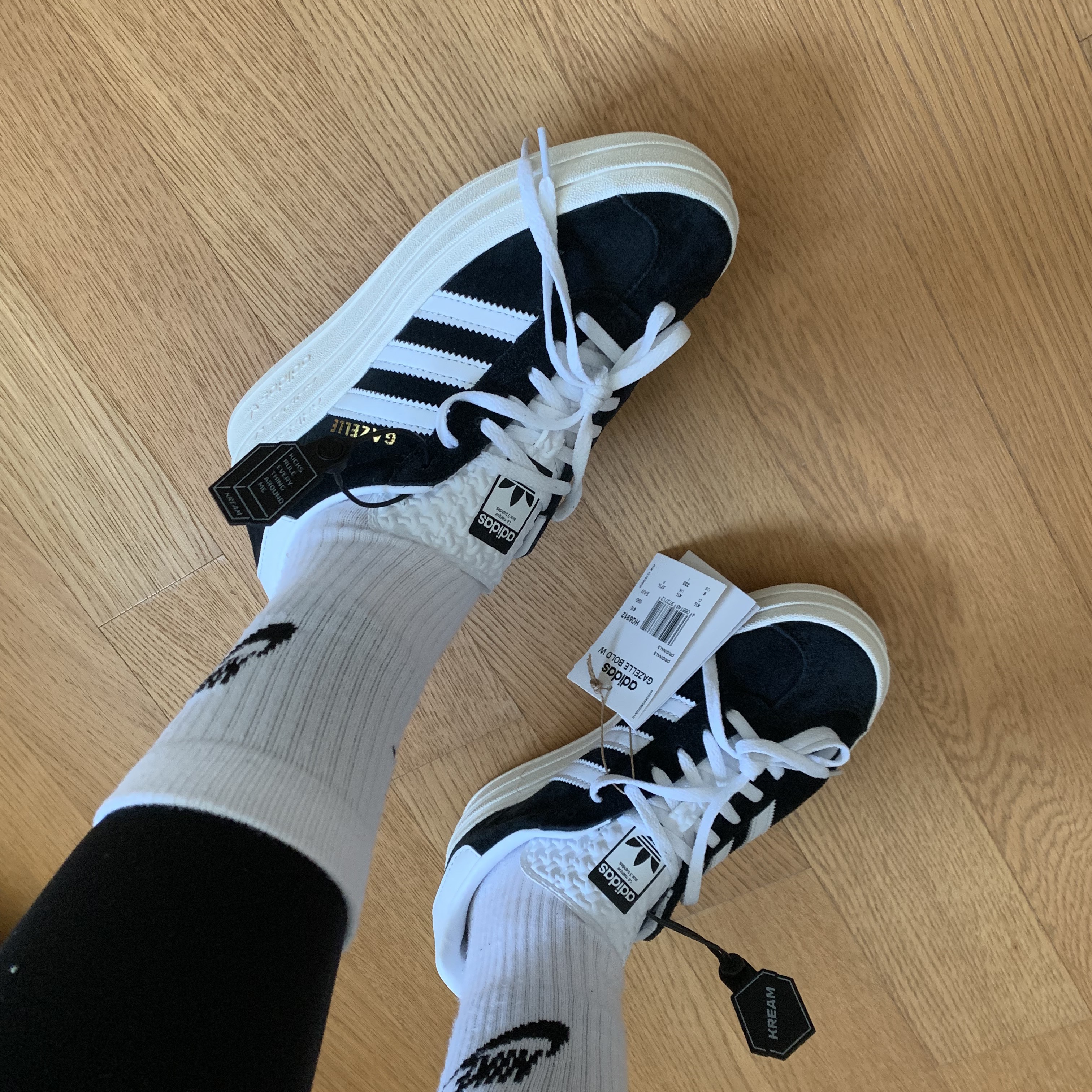 (W) Adidas Gazelle Bold Core Black Cloud White 착용 스타일