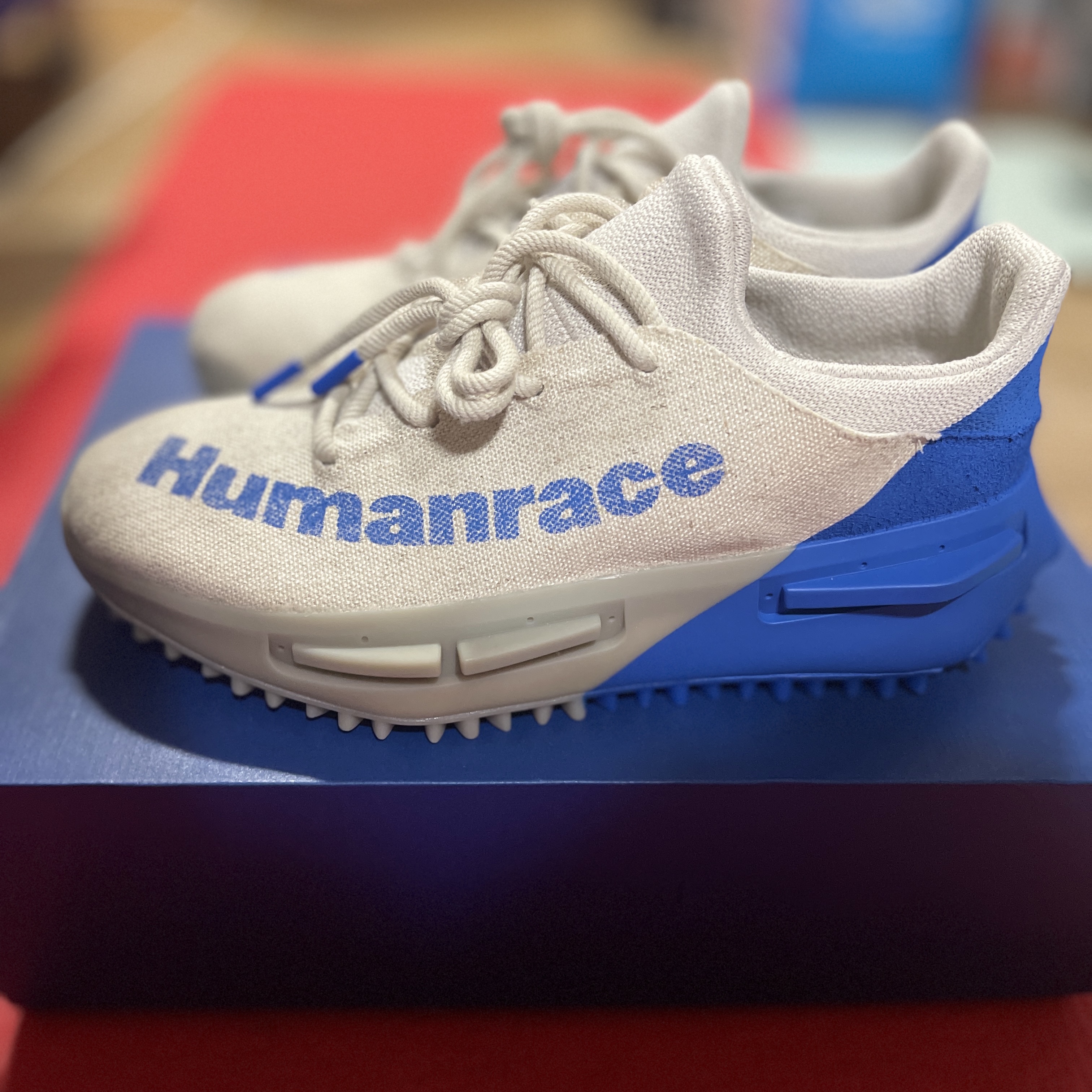 Adidas x Pharrell Williams Humanrace NMD S1 Mahbs Light Brown Bold Blue 착용 스타일 - 2