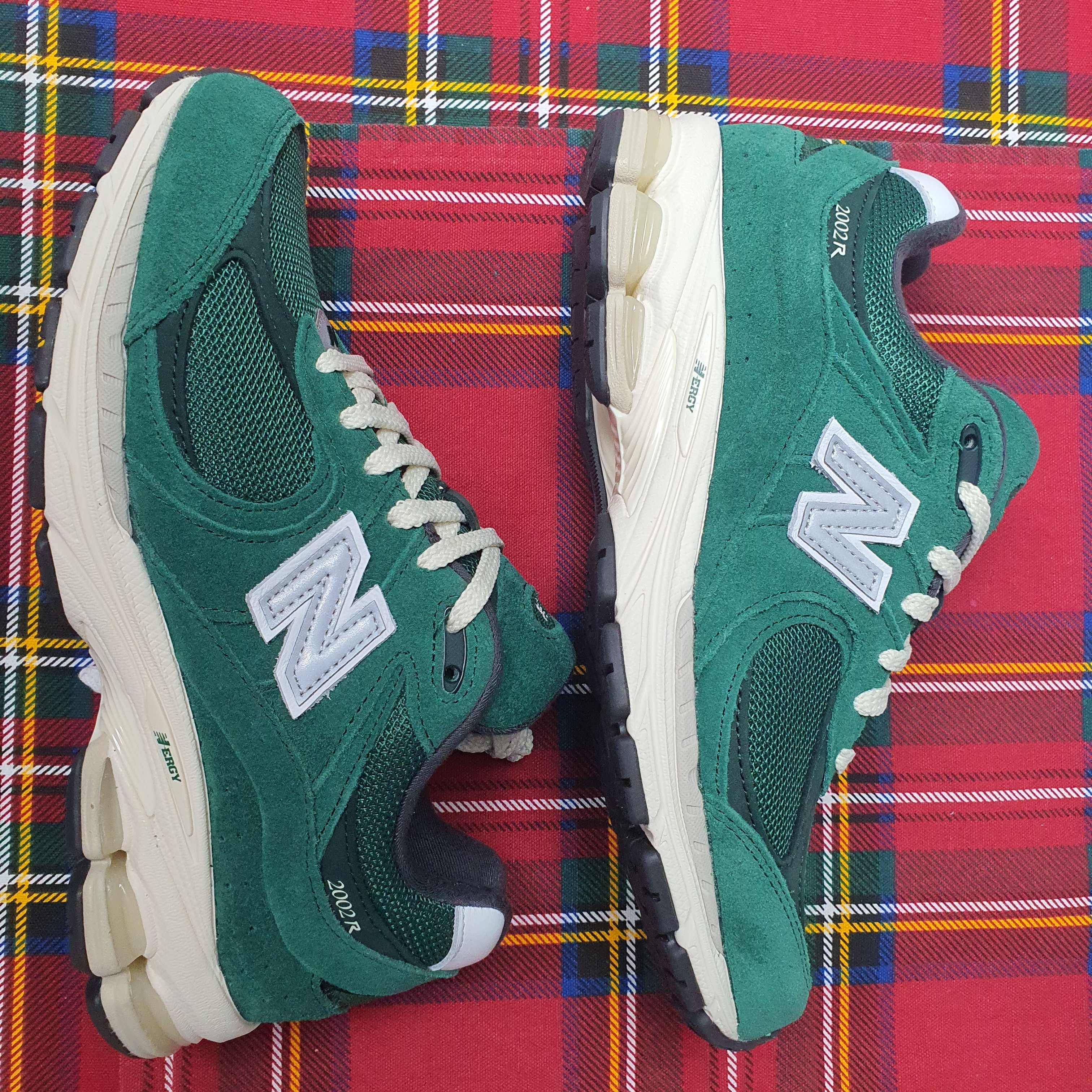 New Balance 2002R Nightwatch Green 착용 스타일