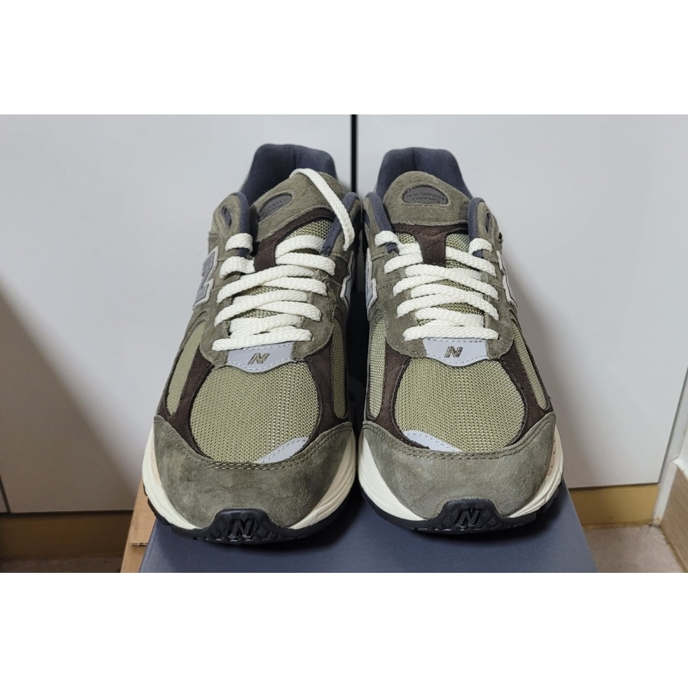 New Balance 2002R Special Vintage Khaki 착용 스타일 - 2