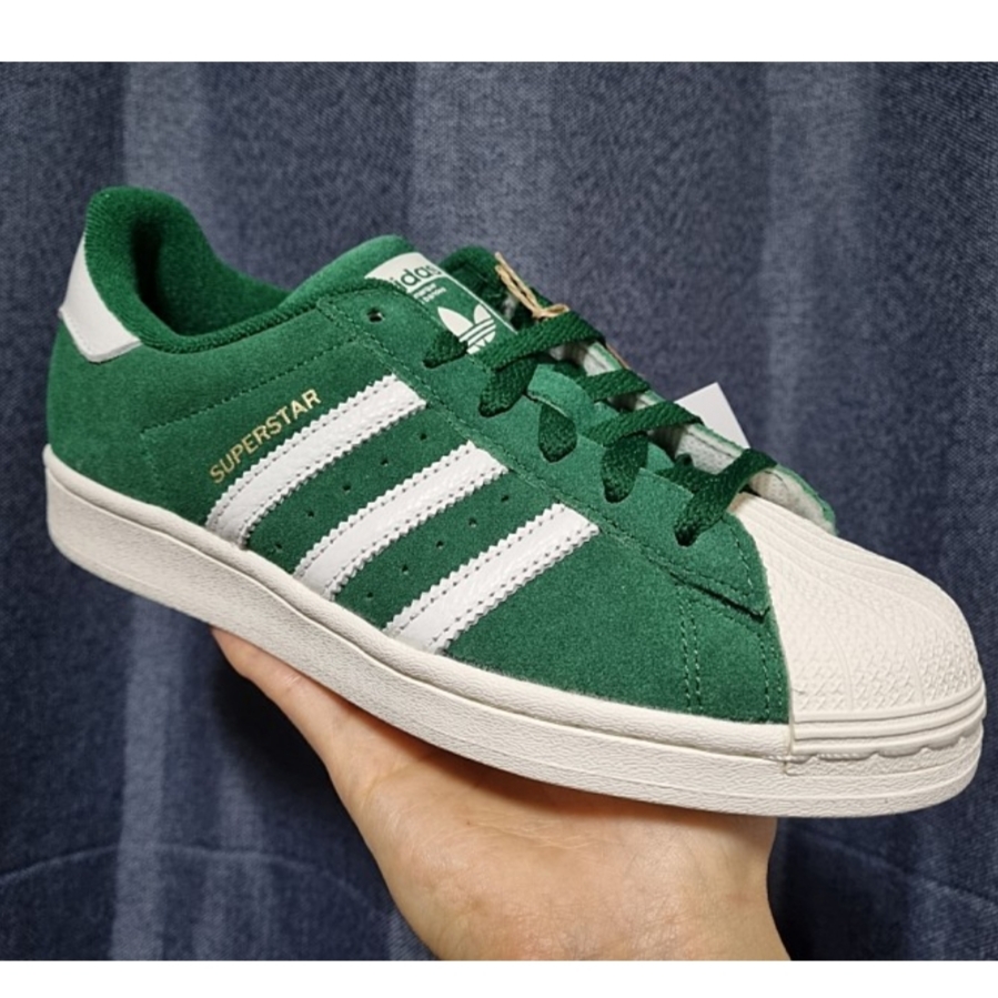 Adidas Superstar Dark Green Core White 착용 스타일