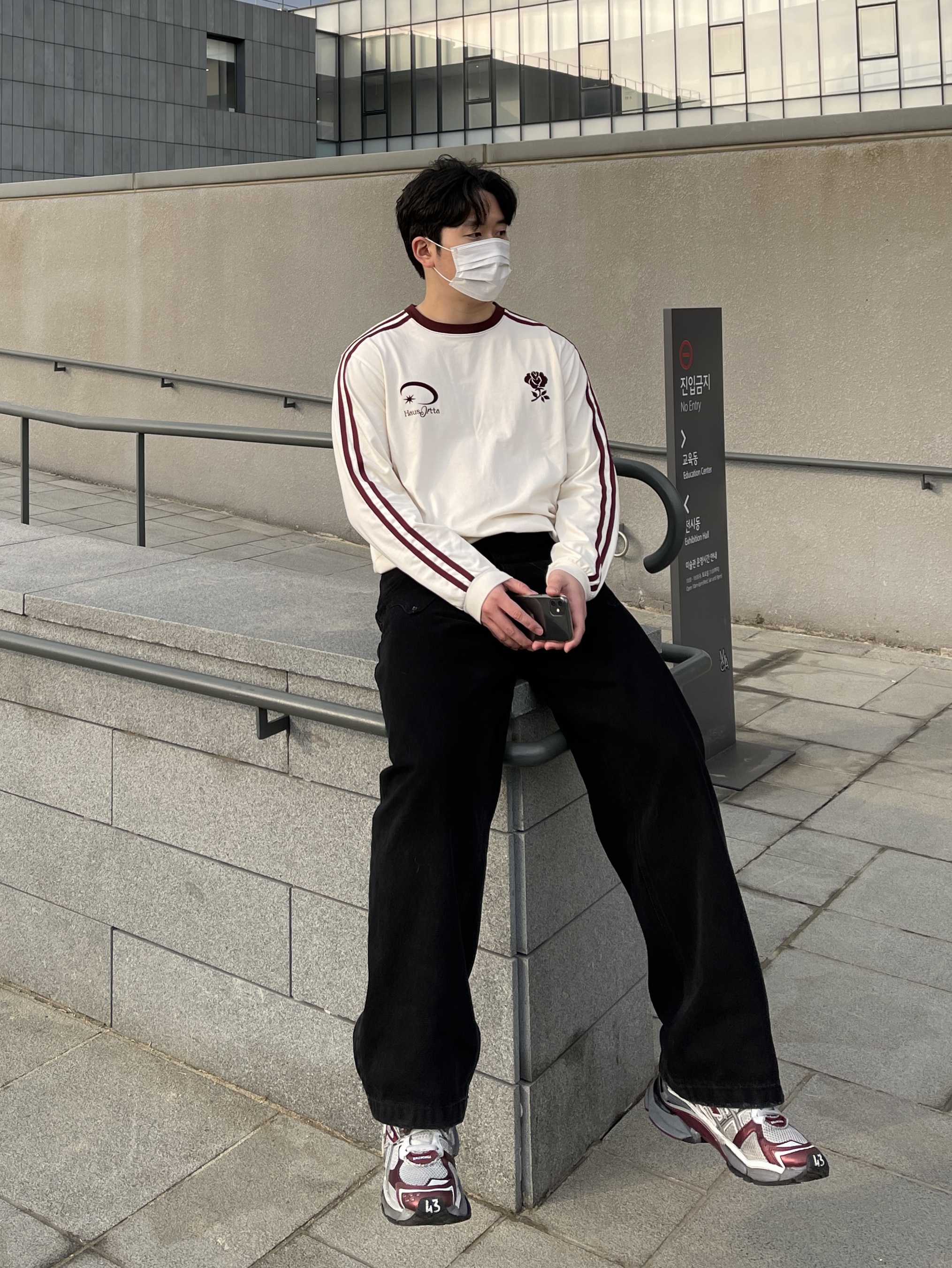 Balenciaga Runner Sneakers Grey Burgundy 착용 스타일 - 1