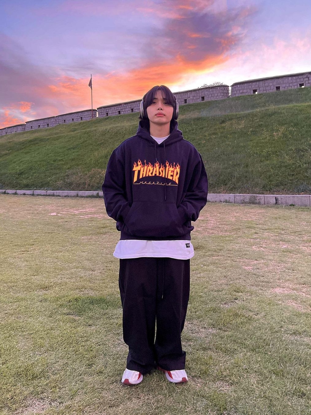 Thrasher Flame Hood Navy 착용 스타일