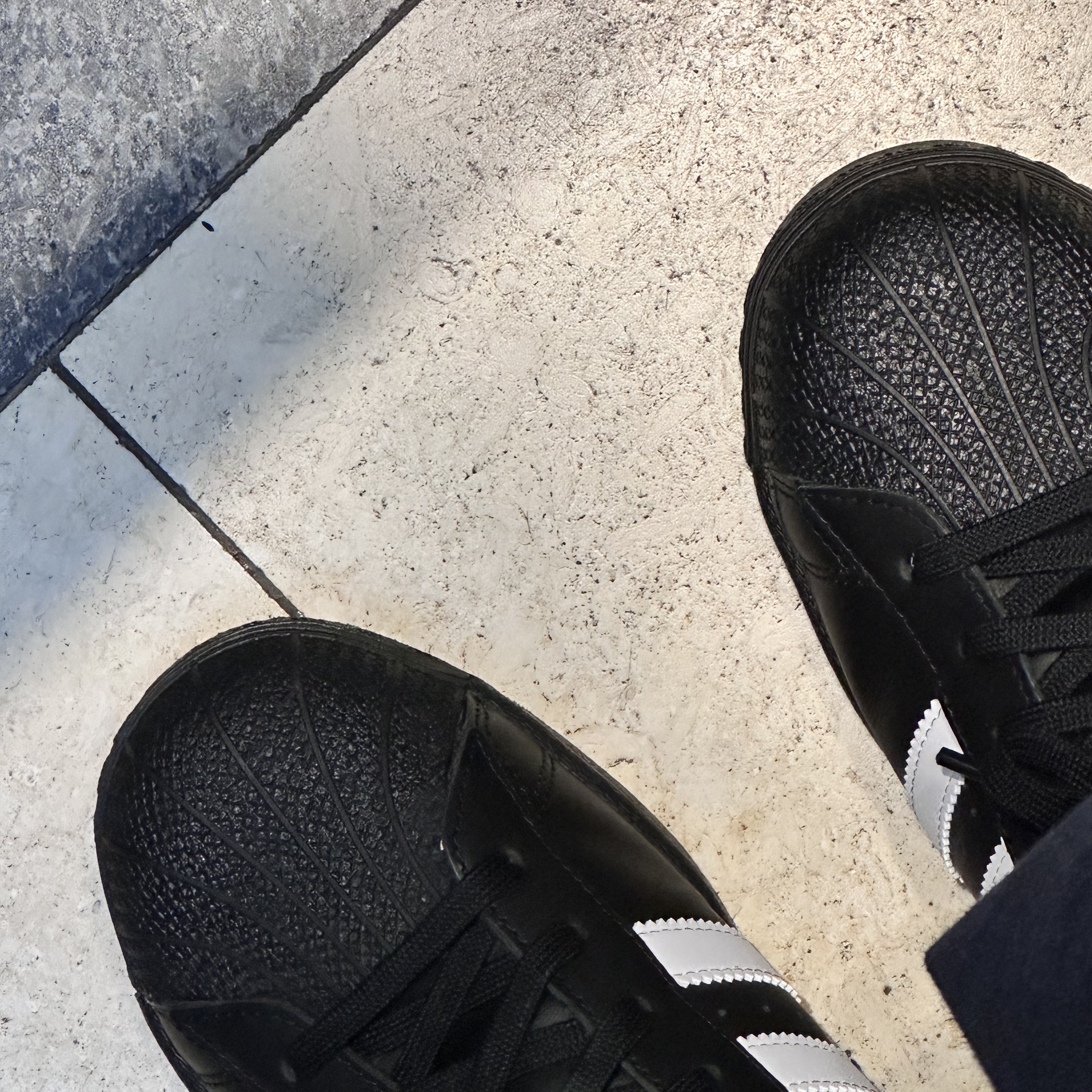 Adidas Superstar Core Black White 착용 스타일
