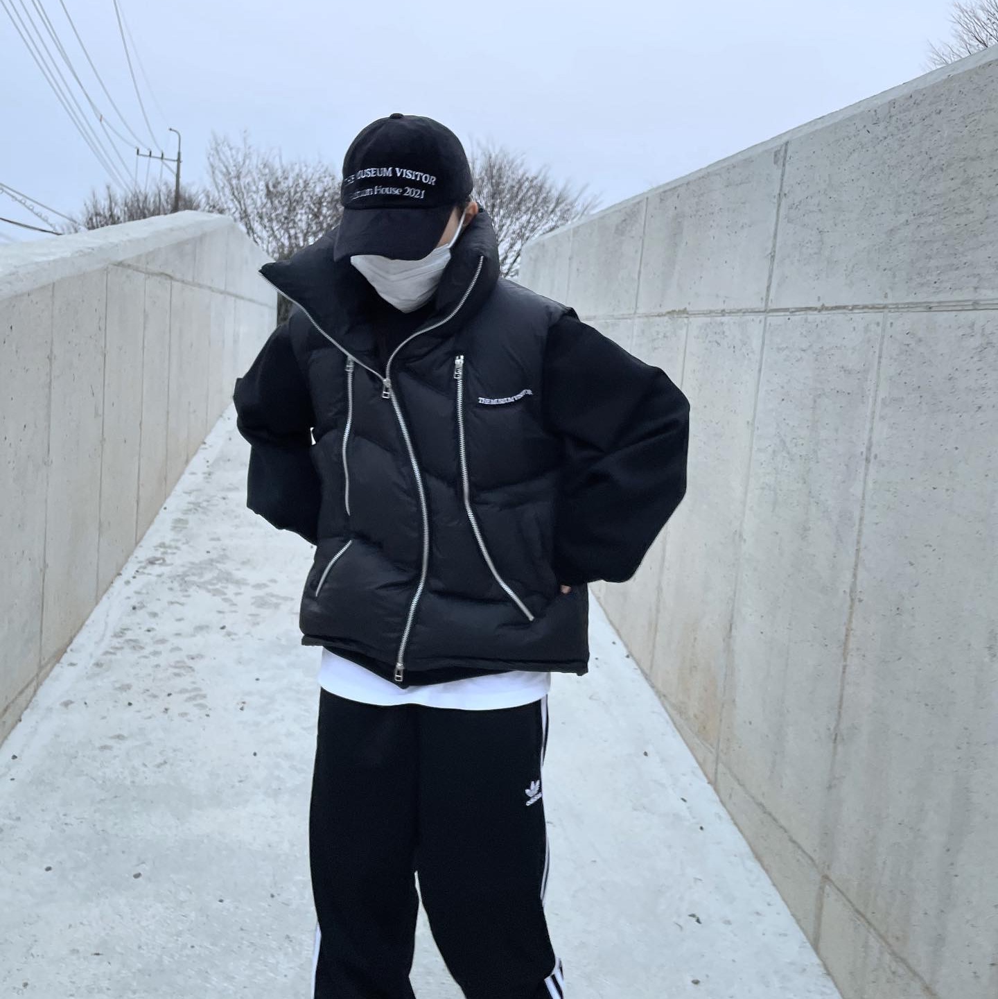 The Museum Visitor Sprayed Ball Cap Black, The Museum Visitor Corduroy Ball Cap Brown 착용 스타일