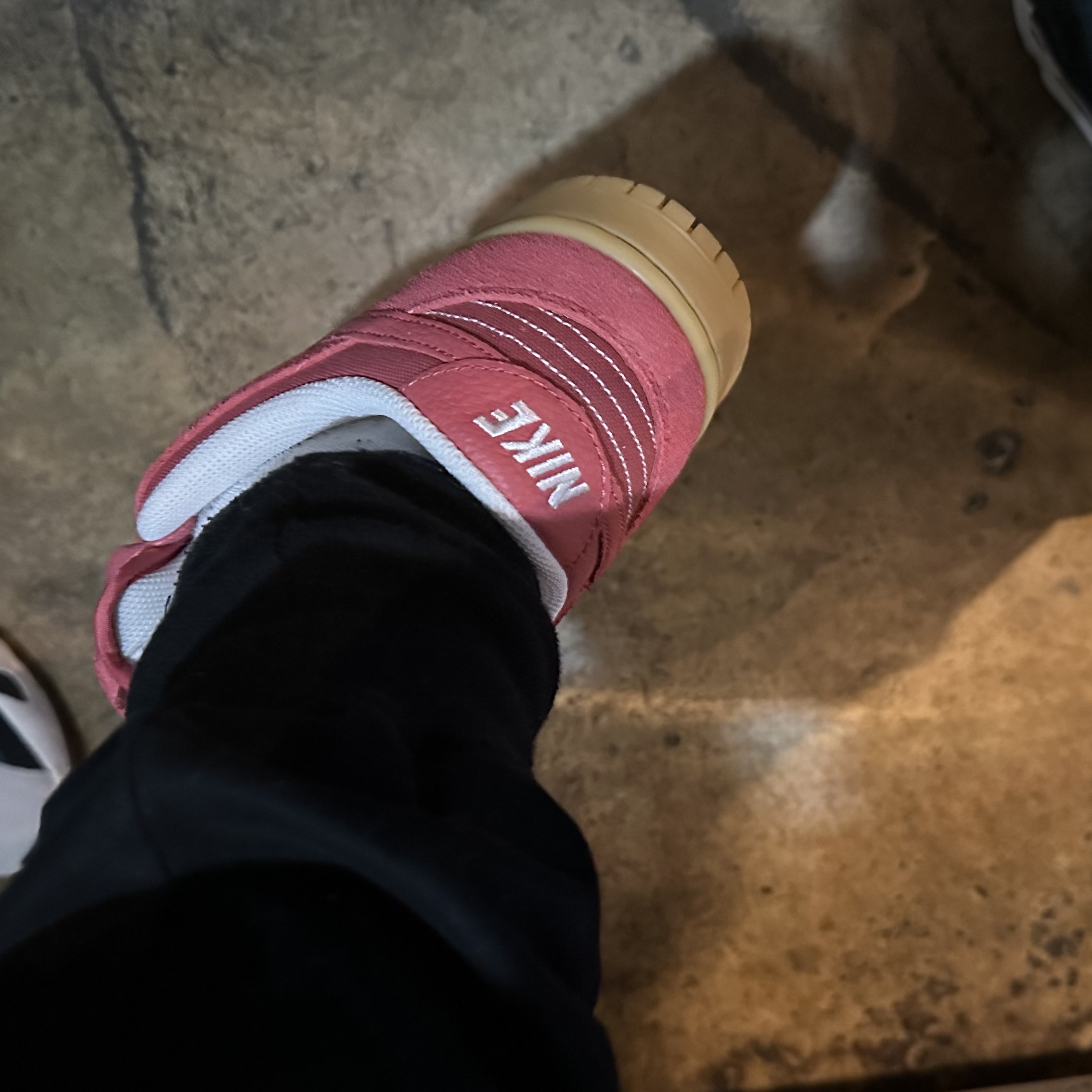 Nike SB Dunk Low Adobe 착용 스타일 - 2