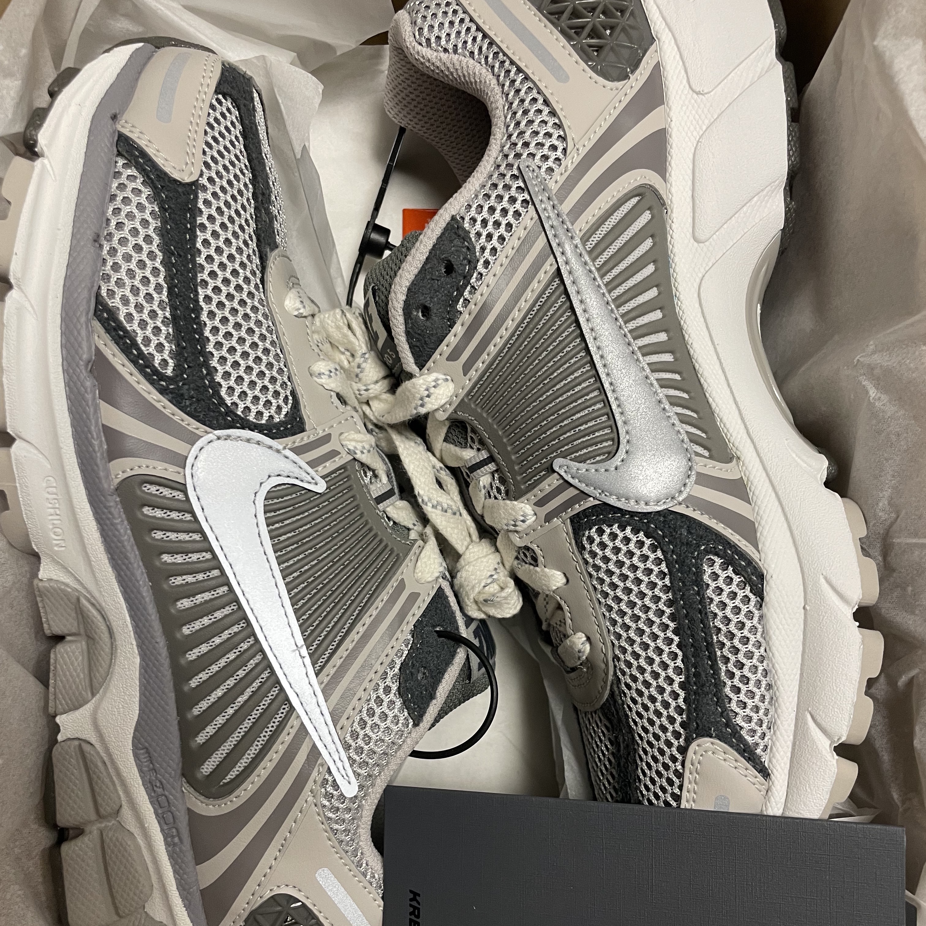 Nike Zoom Vomero 5 PRM Light Iron Ore and Flat Fewter 착용 스타일