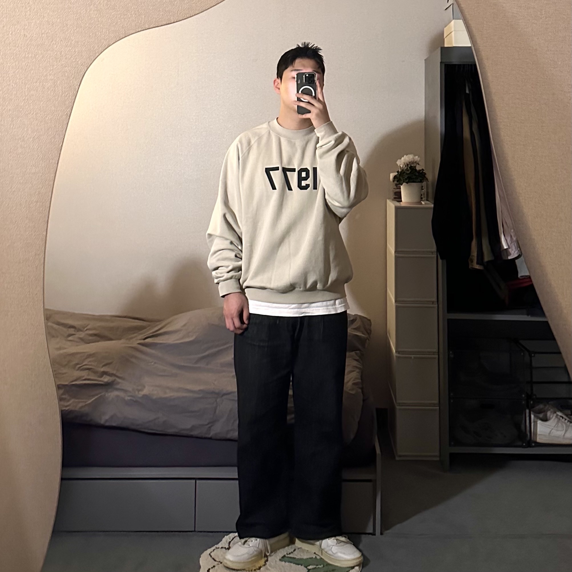 Essentials 1977 Crewneck Sweatshirt Wheat - 22SS, Autry Medalist Low Leather Sneakers White Orange 착용 스타일 - 2