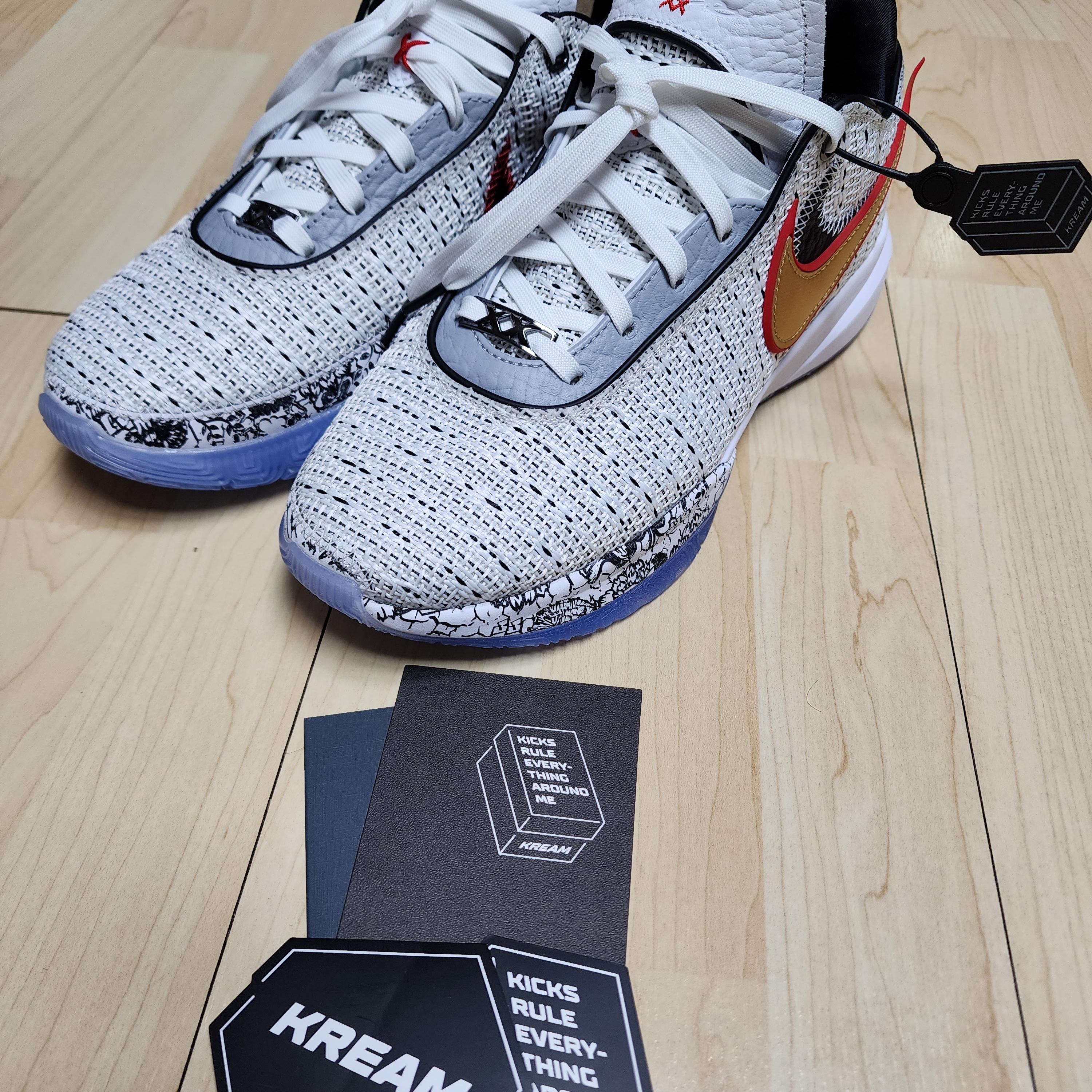 Nike LeBron XX EP White Metalic Gold 착용 스타일
