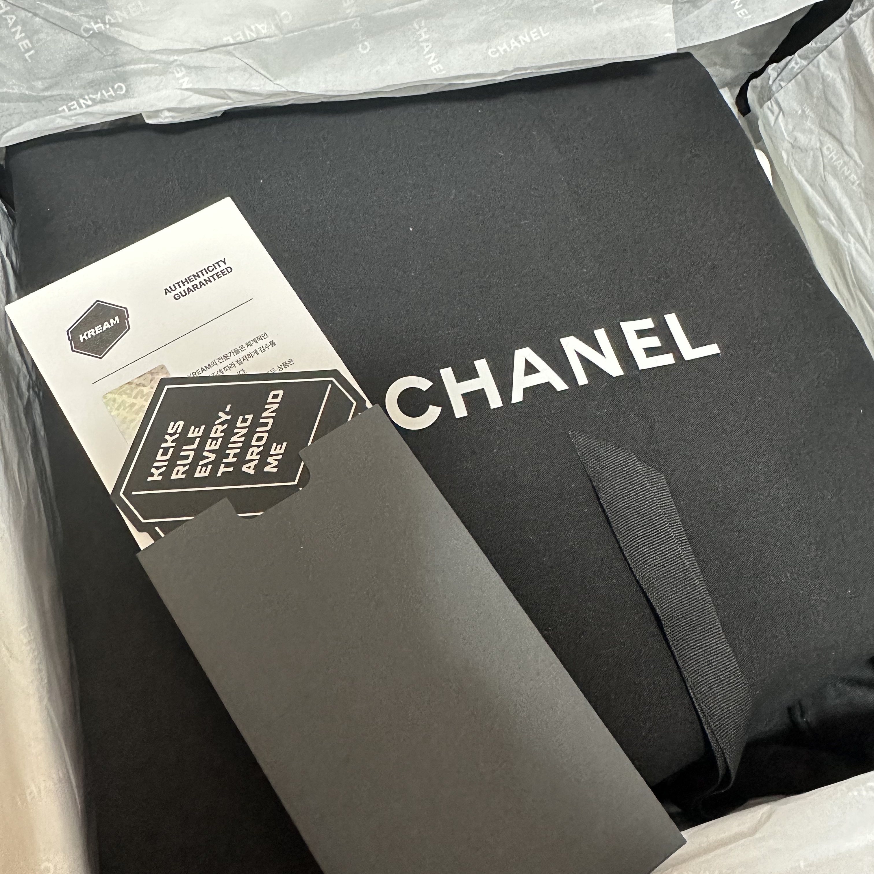 Chanel Small Gabrielle Backpack Aged Calfskin & Gold Silver Black 착용 스타일 - 1