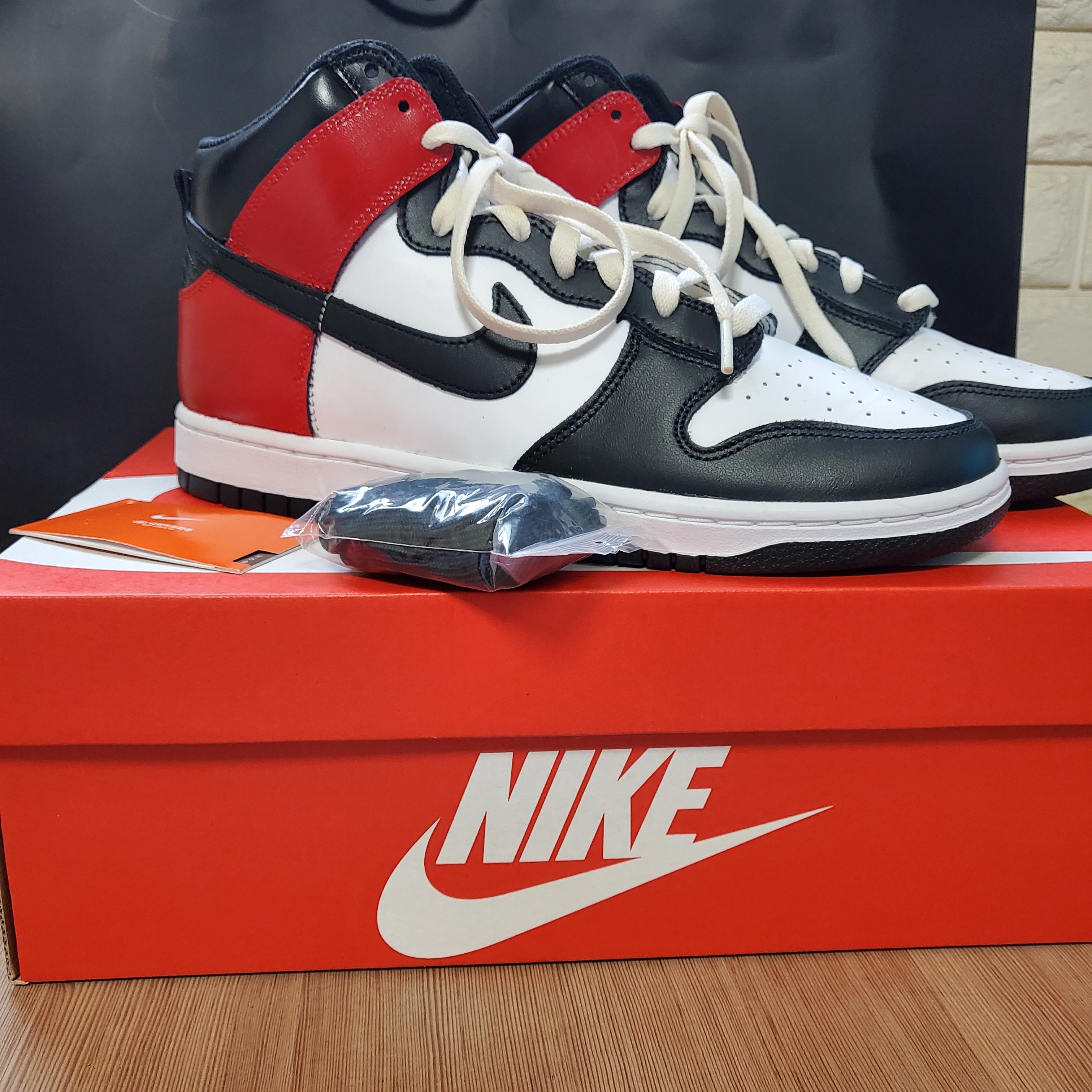 Nike Dunk High Retro Championship White, Jordan 1 Retro High OG Black Toe 2016 착용 스타일 - 1