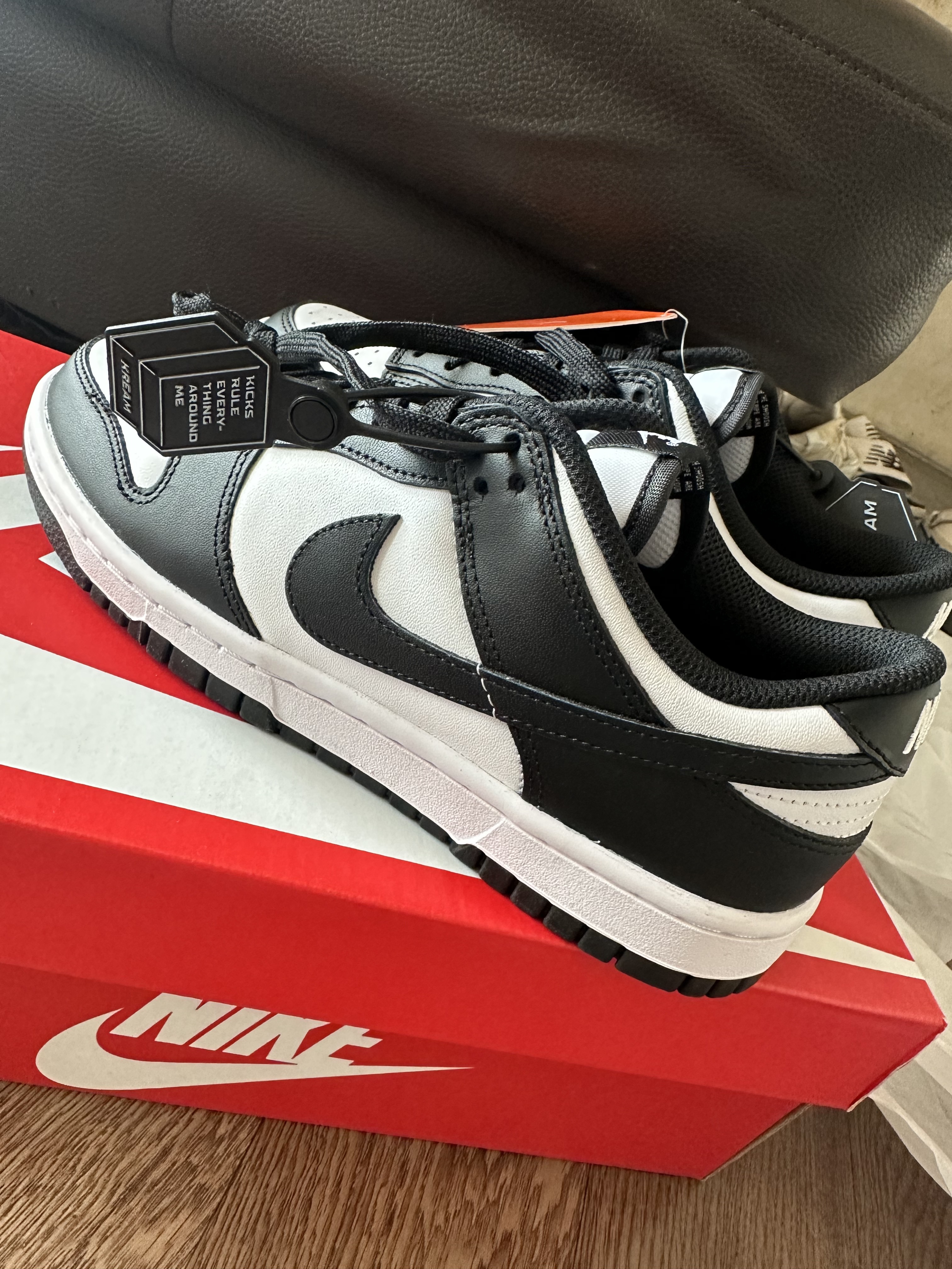 (W) Nike Dunk Low Black 착용 스타일 - 1