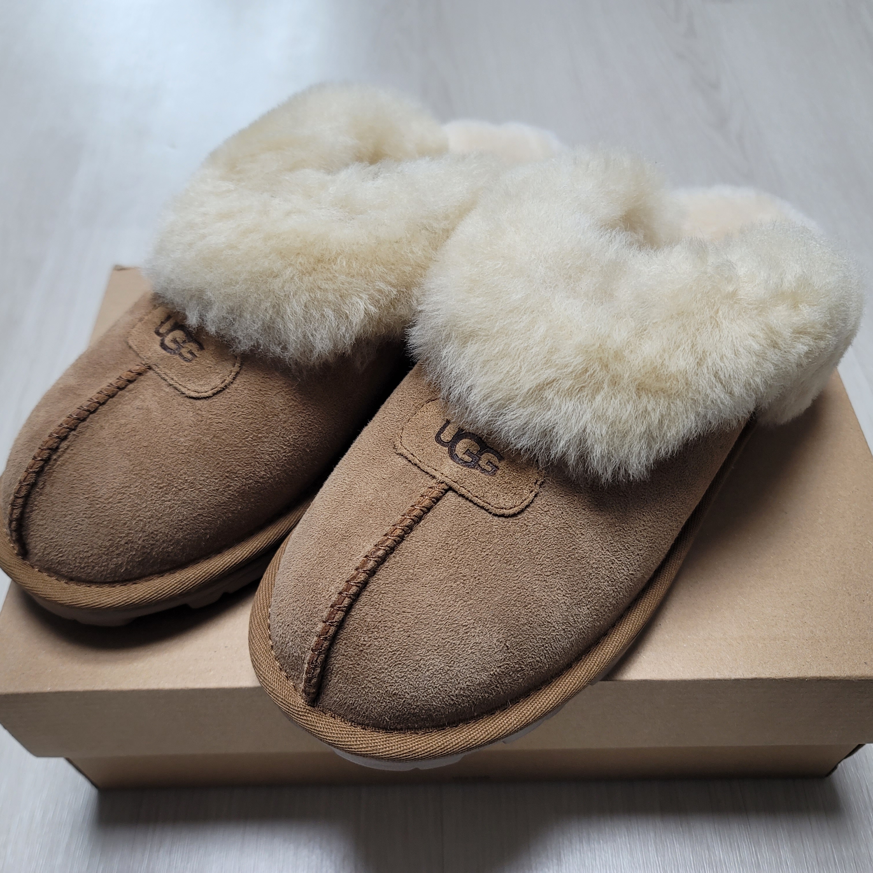 (W) UGG Coquette Slipper Chestnut 착용 스타일 - 1
