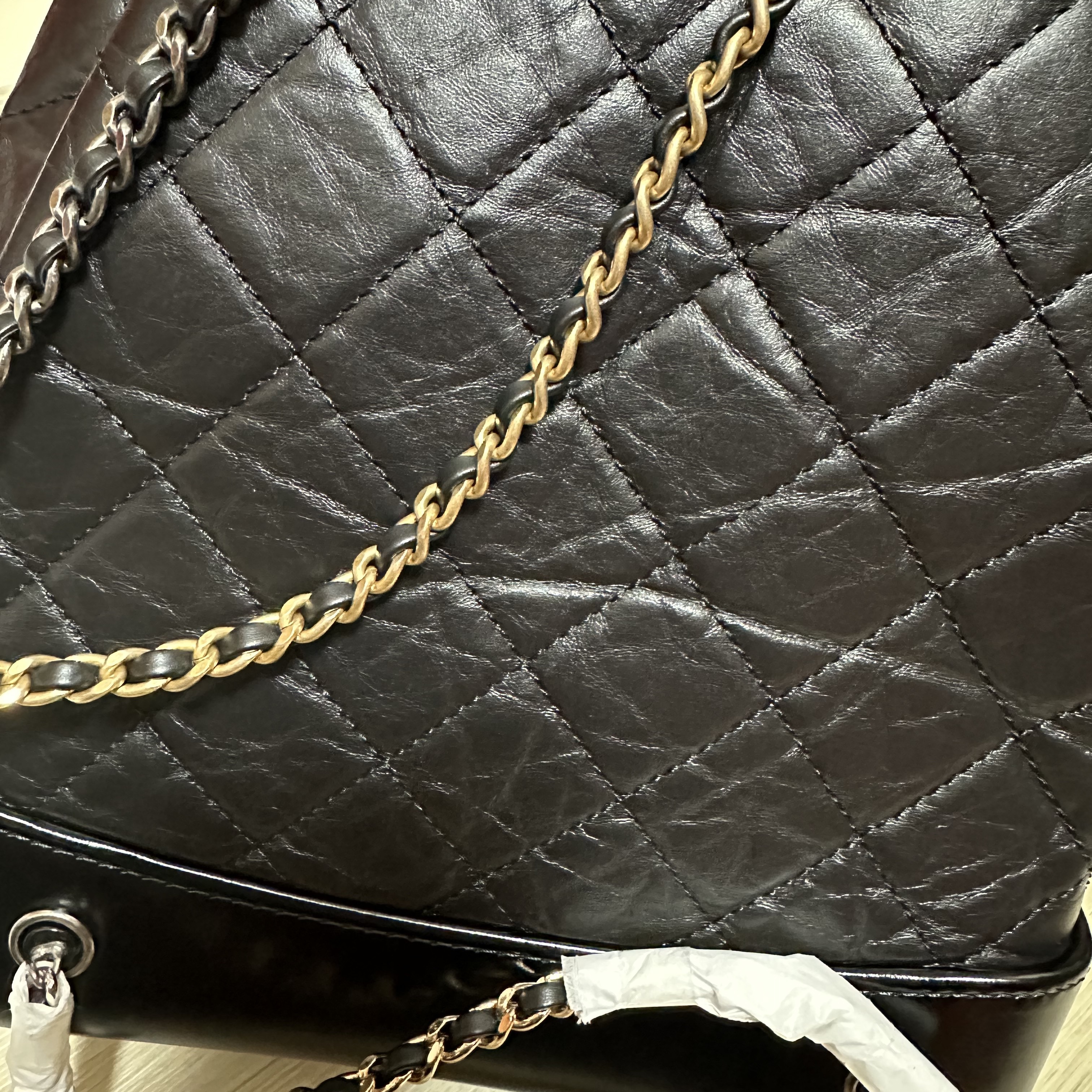 Chanel Small Gabrielle Backpack Aged Calfskin & Gold Silver Black 착용 스타일 - 4