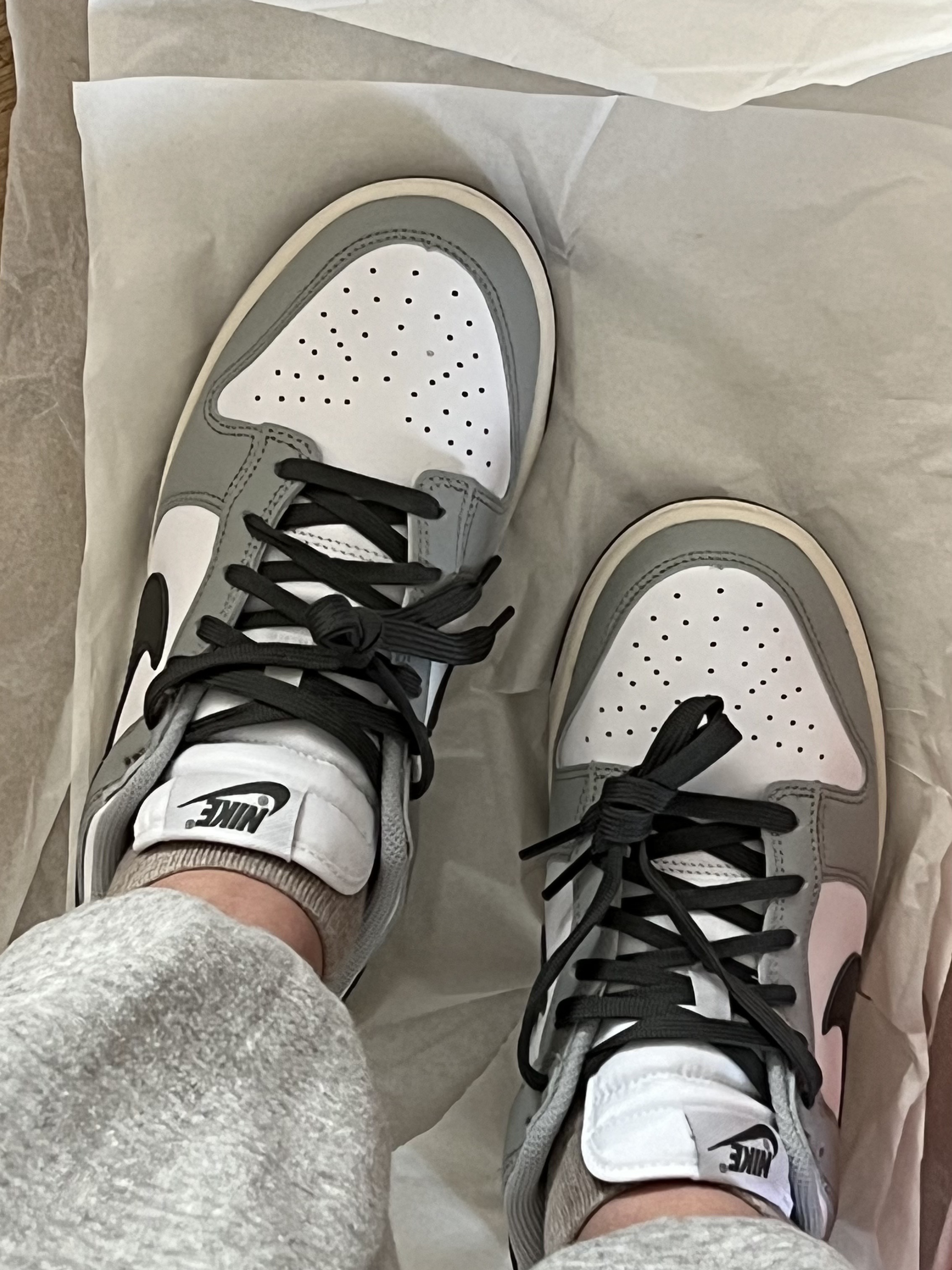 (W) Nike Dunk Low Light Smoke Grey 착용 스타일 - 1