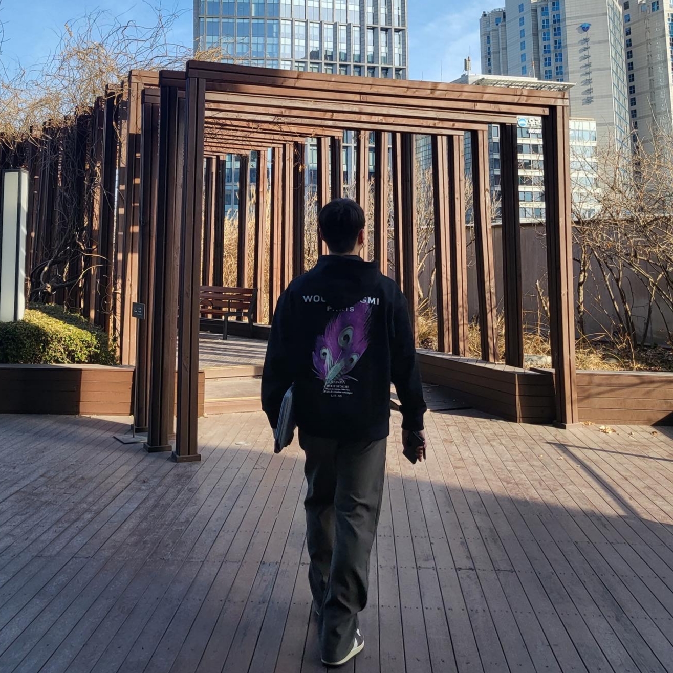 Wooyoungmi Feather Back Logo Hooded Sweatshirt Black - 23SS, Jordan 1 x Travis Scott Retro High OG SP Mocha 착용 스타일 - 2
