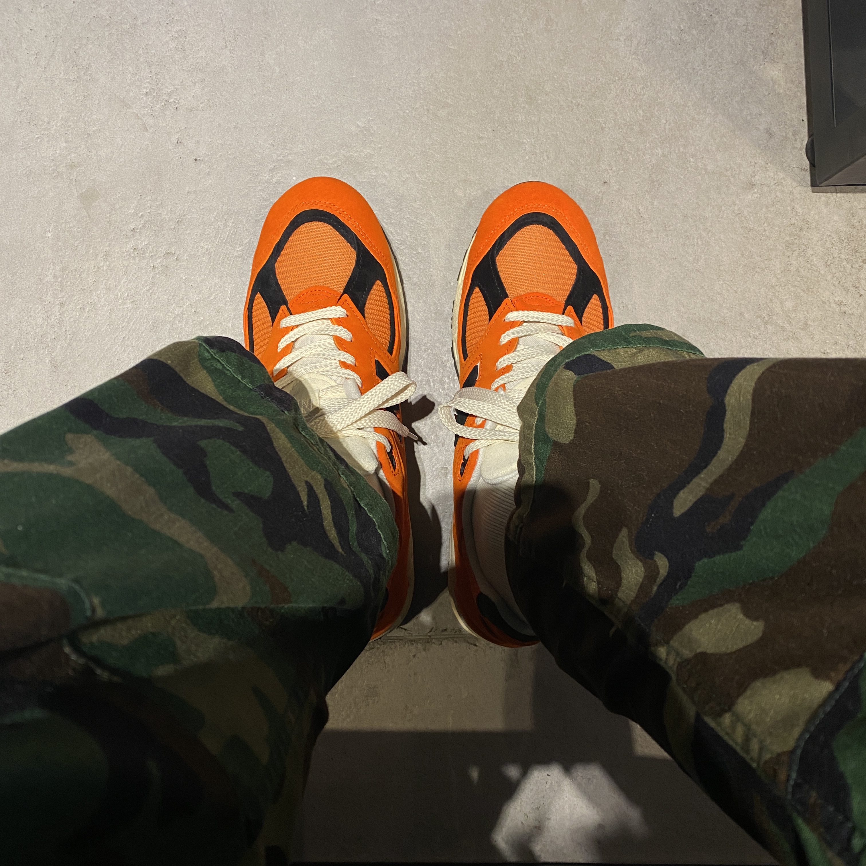 New Balance 990v2 Made in USA Marigold Black 착용 스타일