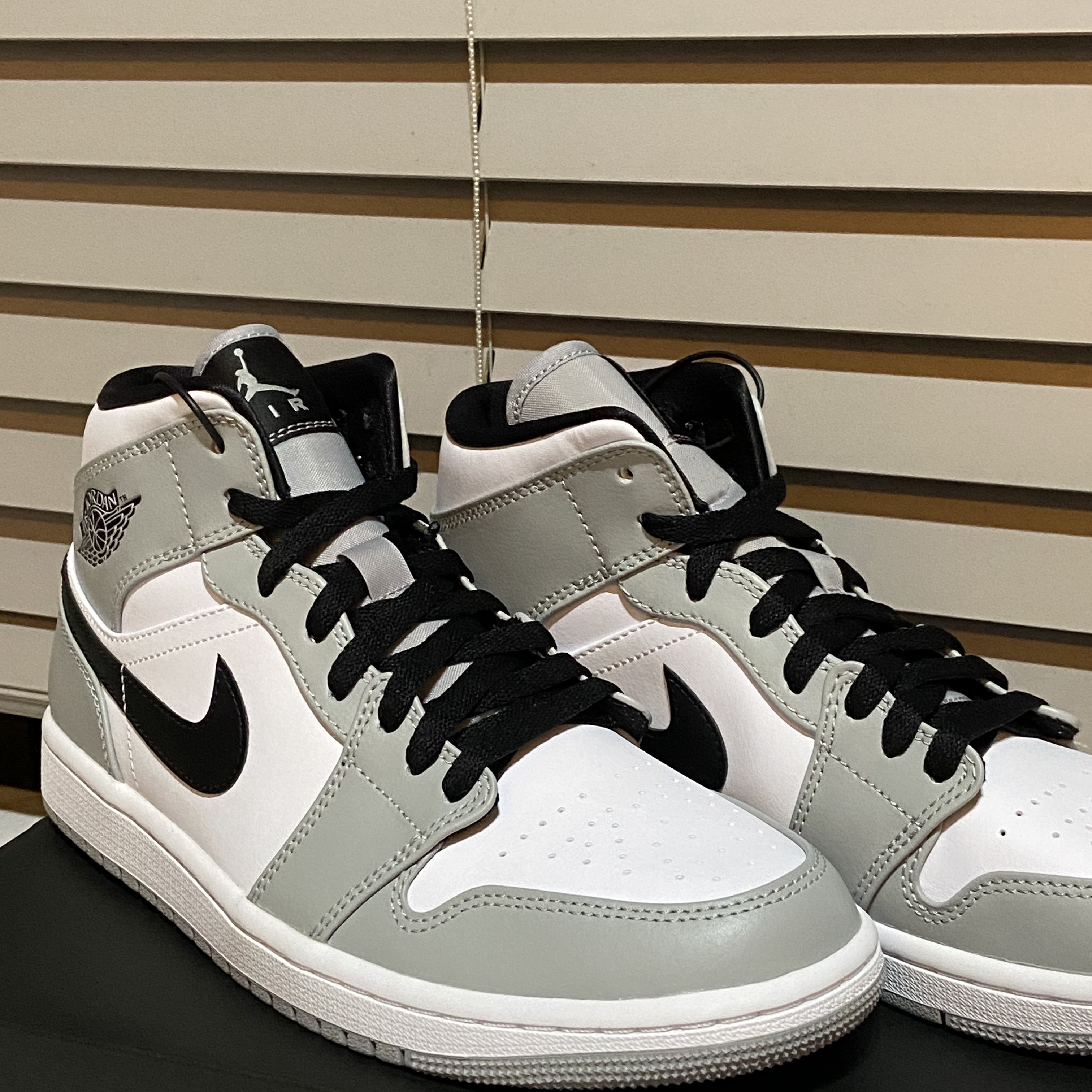 Jordan 1 Mid Light Smoke Grey 착용 스타일 - 3