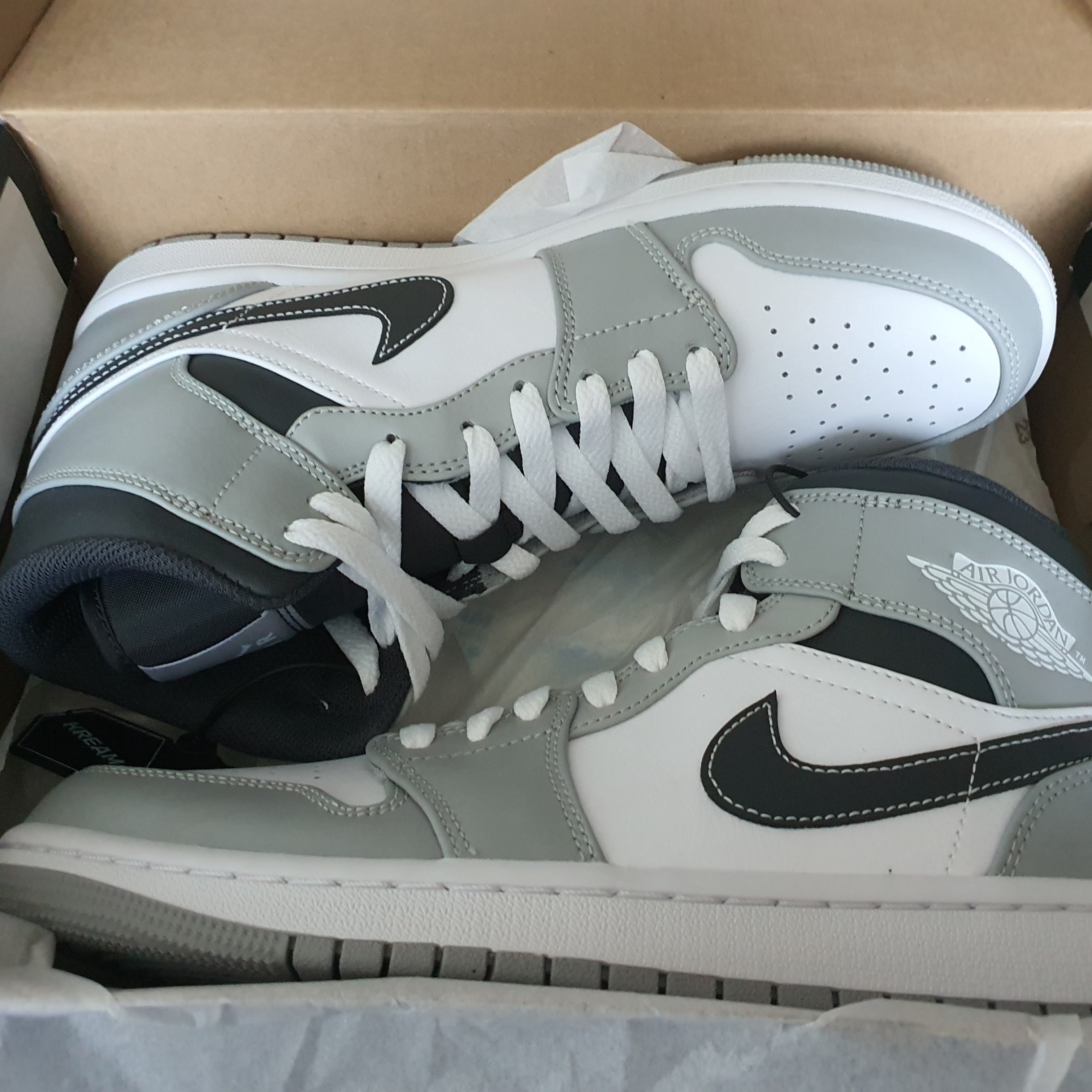 Jordan 1 Mid Light Smoke Grey Anthracite 착용 스타일 - 3