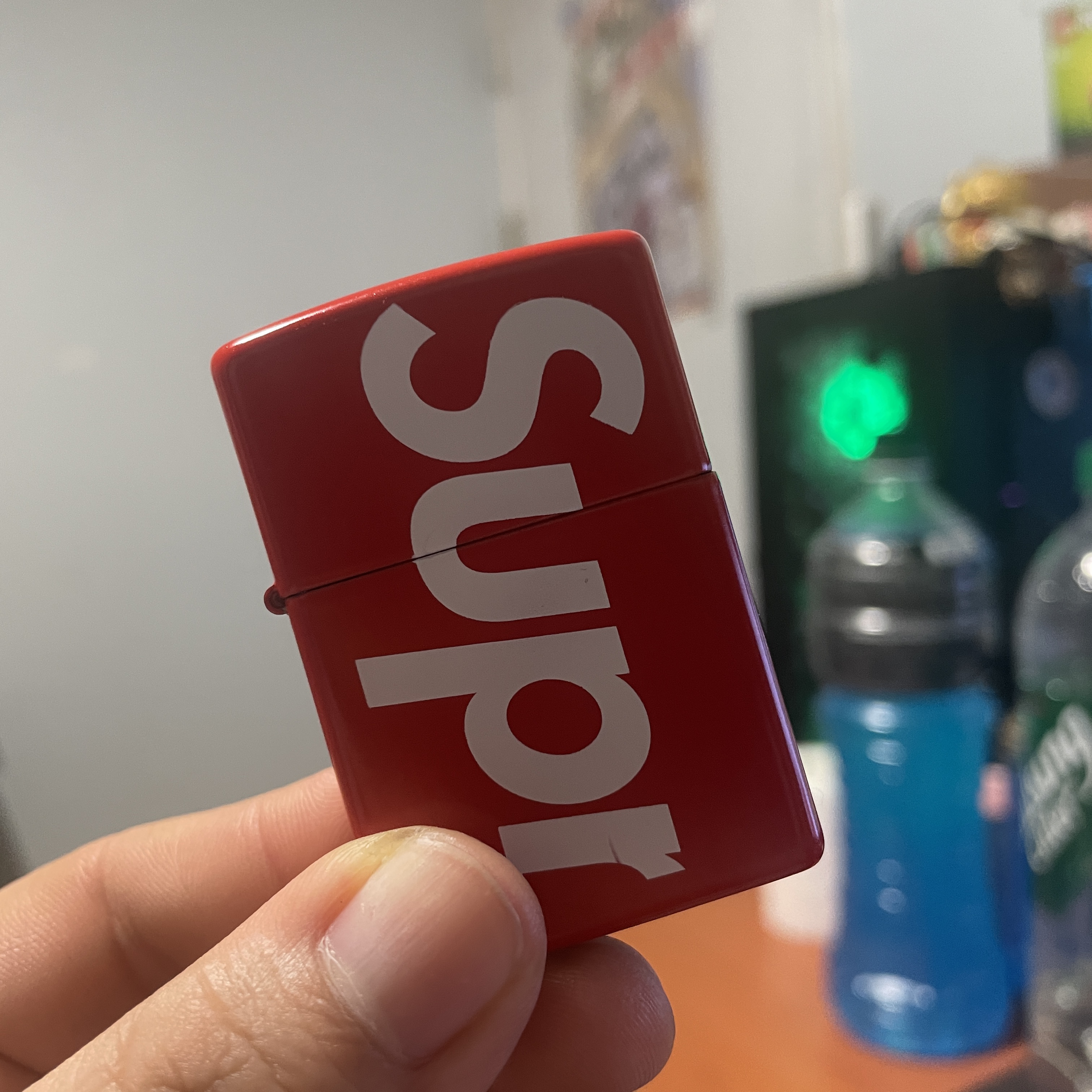 Supreme Logo Zippo Red 착용 스타일
