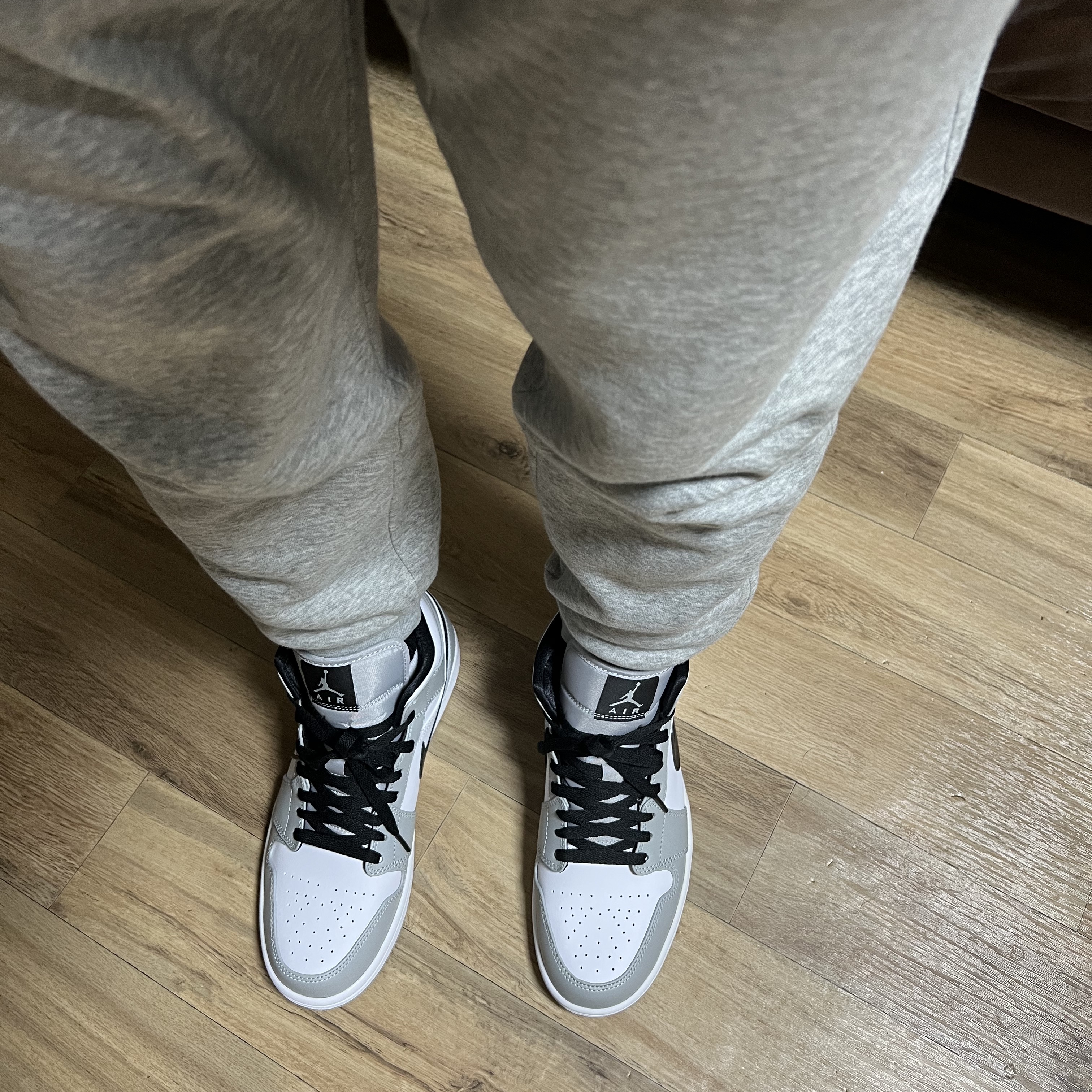 Jordan 1 Mid Light Smoke Grey 착용 스타일 - 2