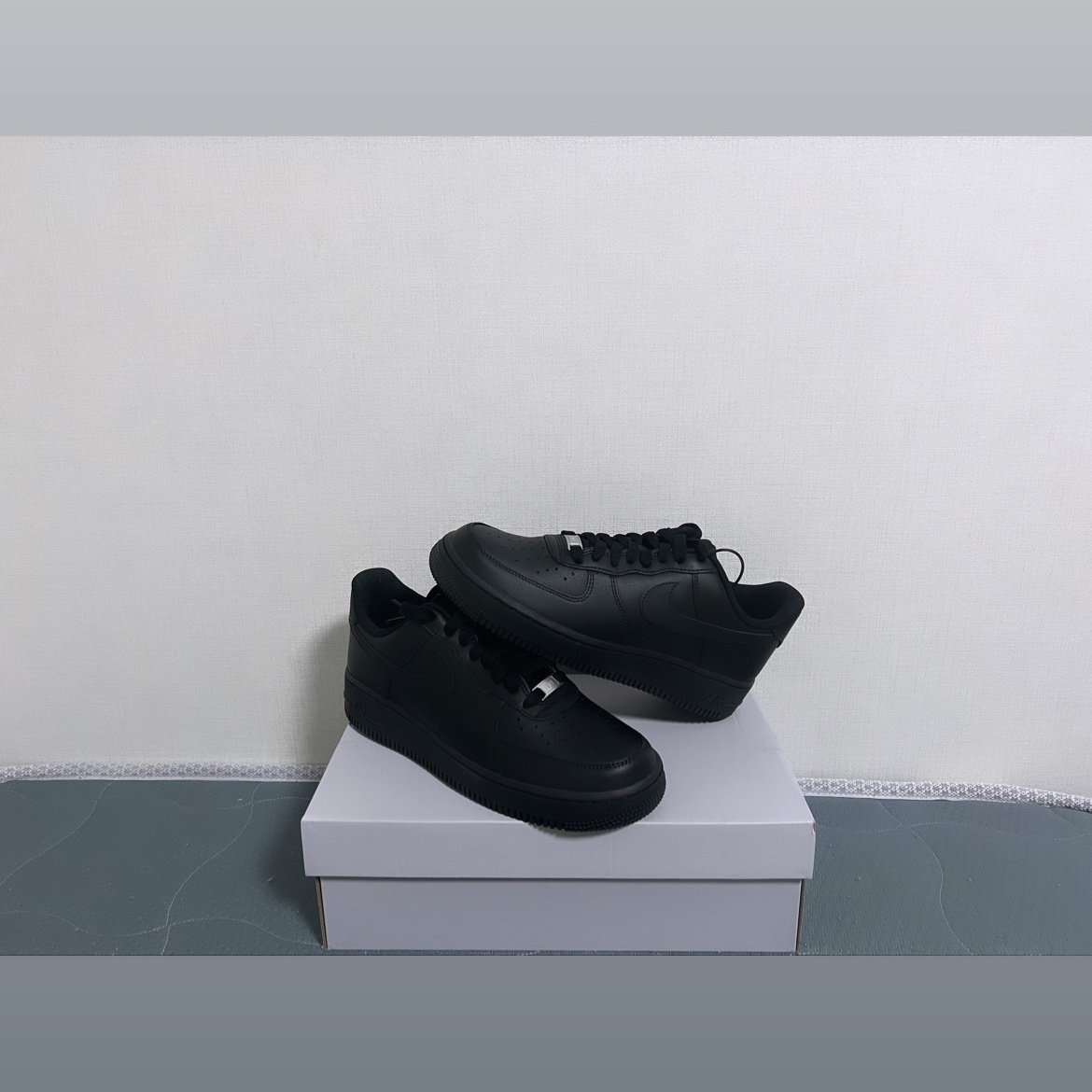 Nike Air Force 1 '07 Low Triple Black 착용 스타일