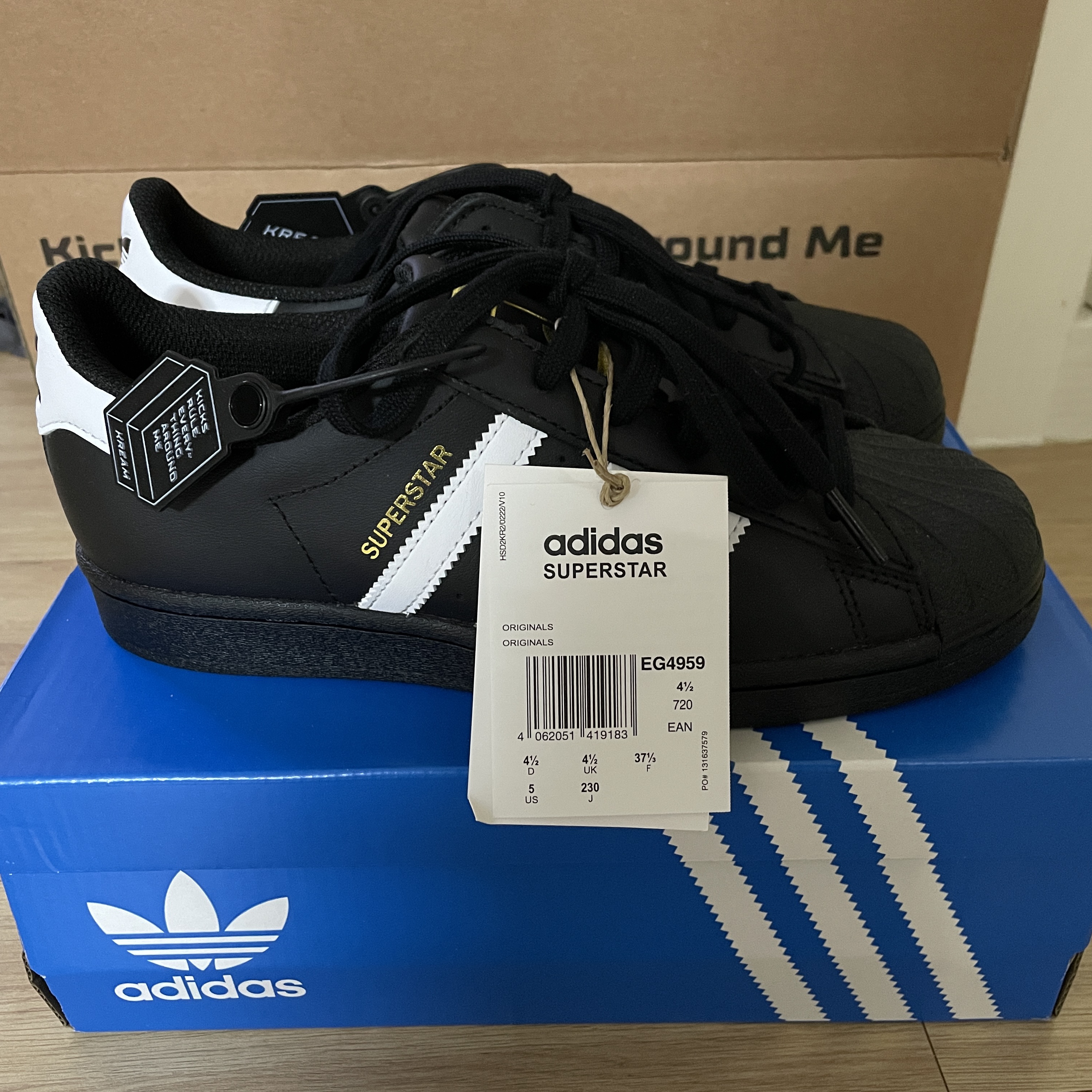 Adidas Superstar Core Black White 착용 스타일
