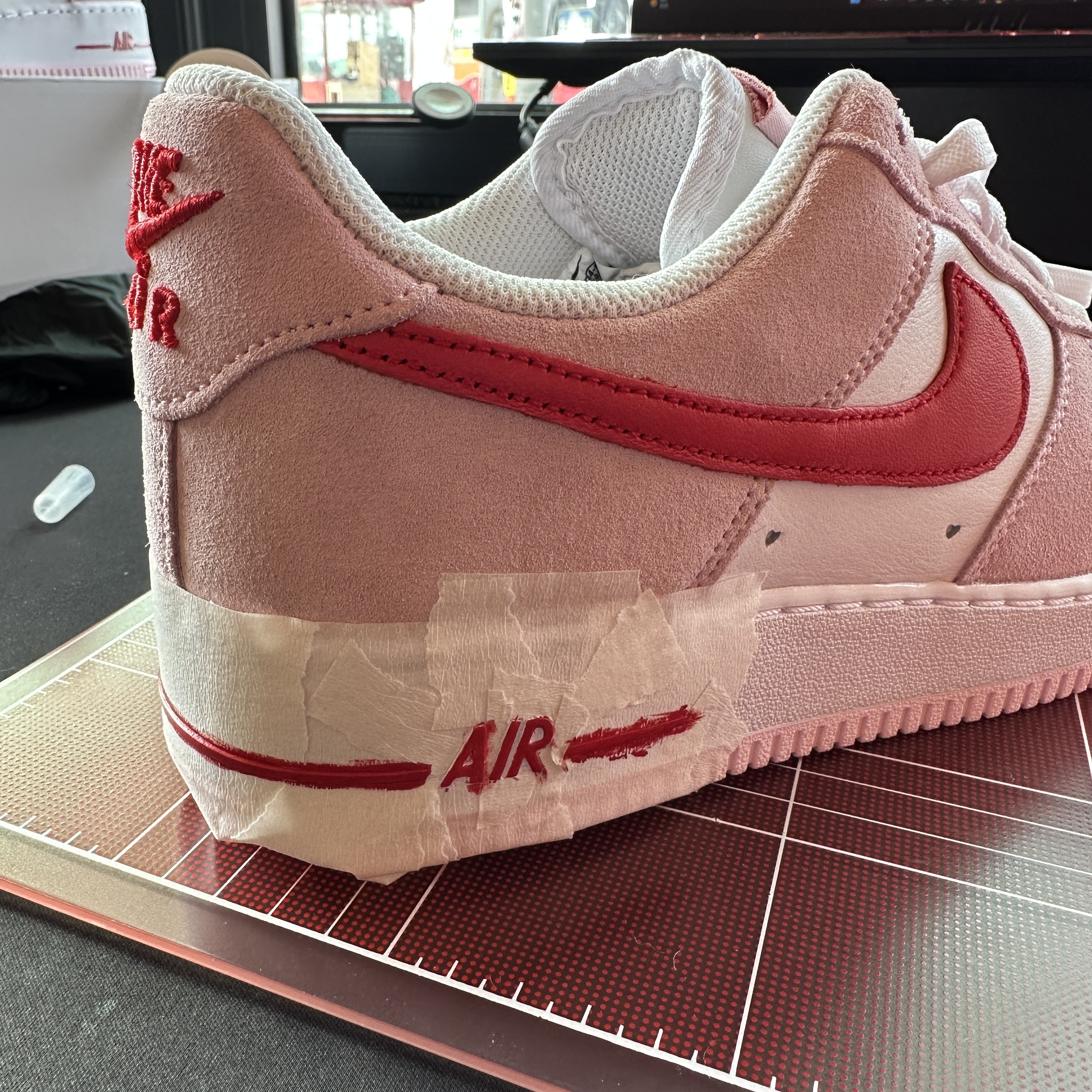 Nike Air Force 1 '07 QS Valentine's Day 착용 스타일 - 4