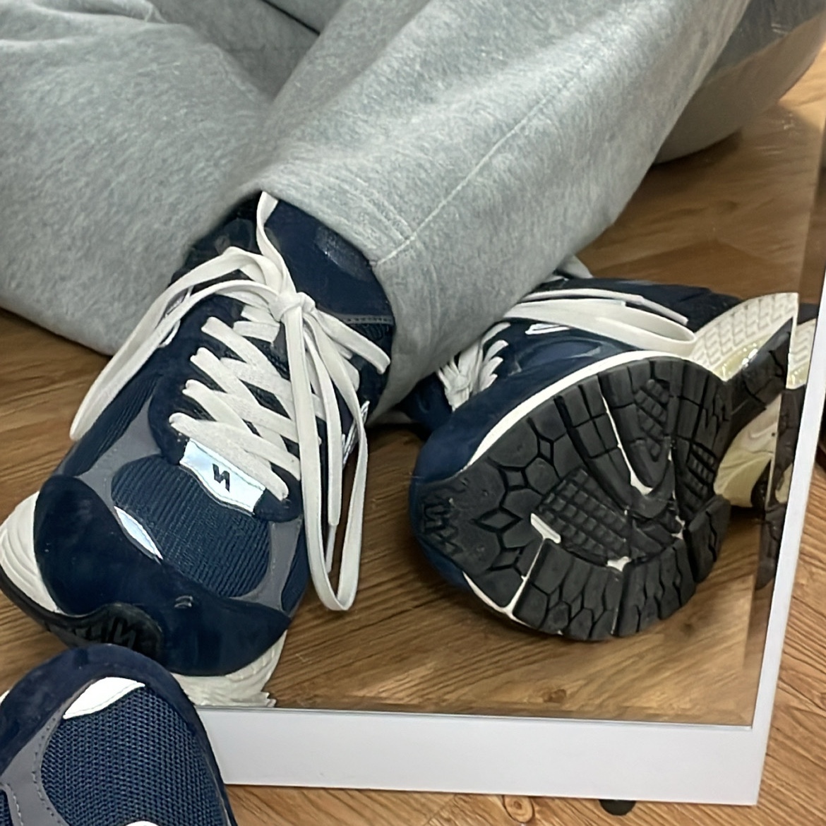 New Balance 2002R Eclipse Castlerock 착용 스타일 - 3