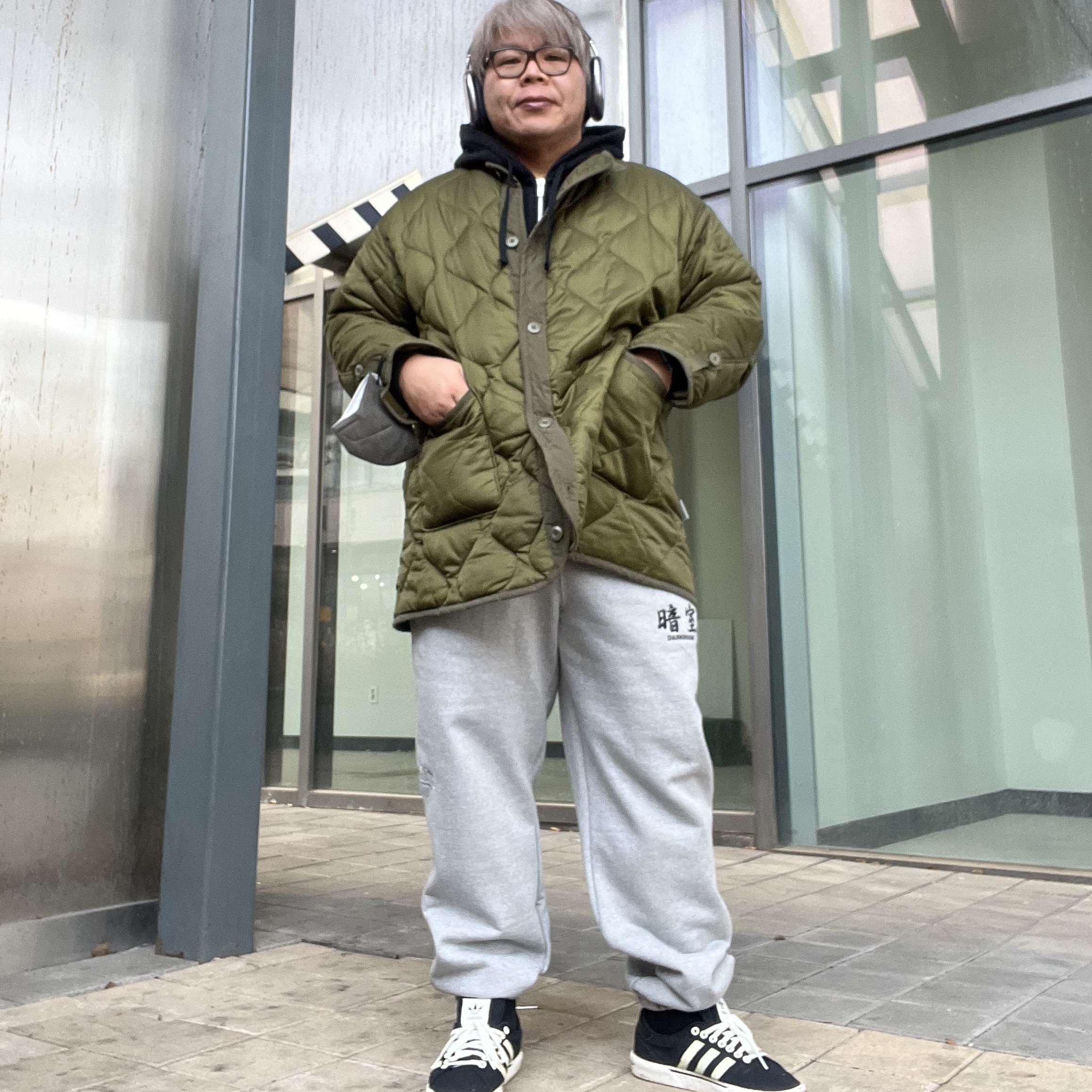 Darkr8m Studio Basic Logo Heavyweight Sweatpants Gray 착용 스타일 - 1