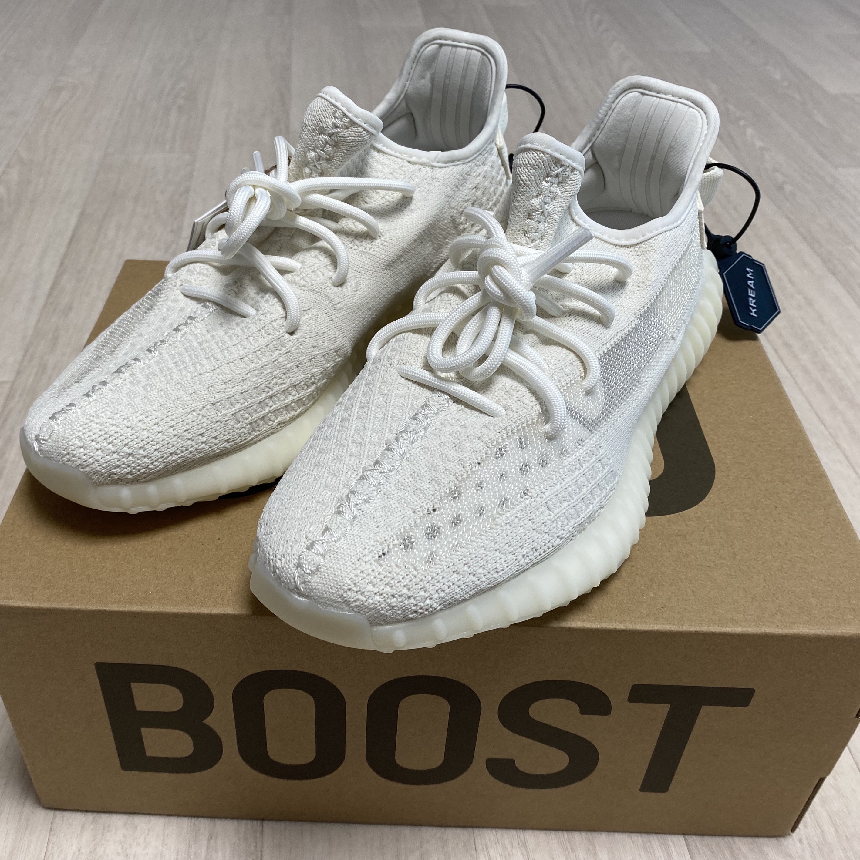 Adidas Yeezy Boost 350 V2 Bone 착용 스타일