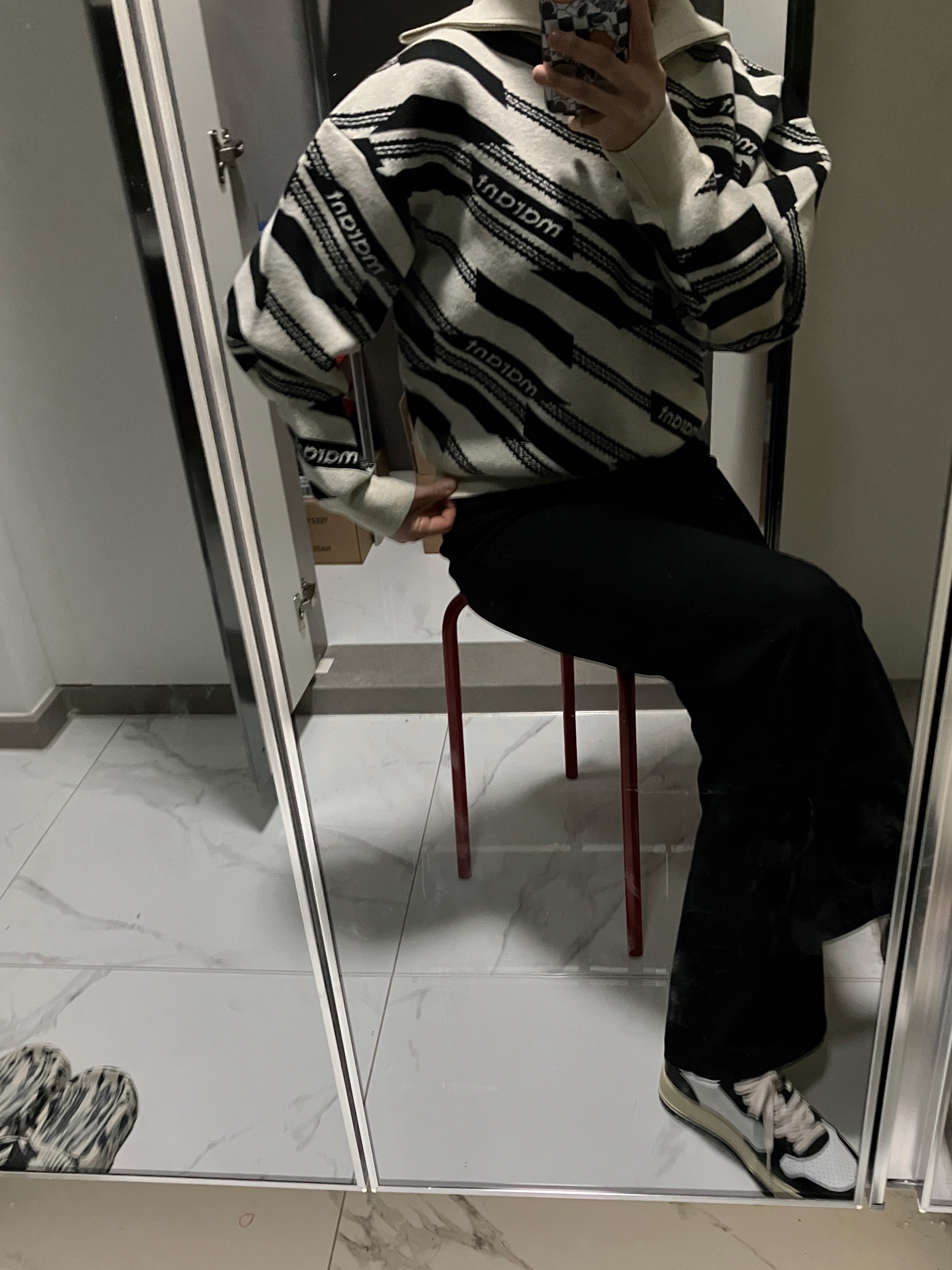 (W) Isabel Marant Edison Logo Sweater Ecru Black - 22SS, (W) Autry Medalist Low Leather Sneakers Black White 착용 스타일 - 2