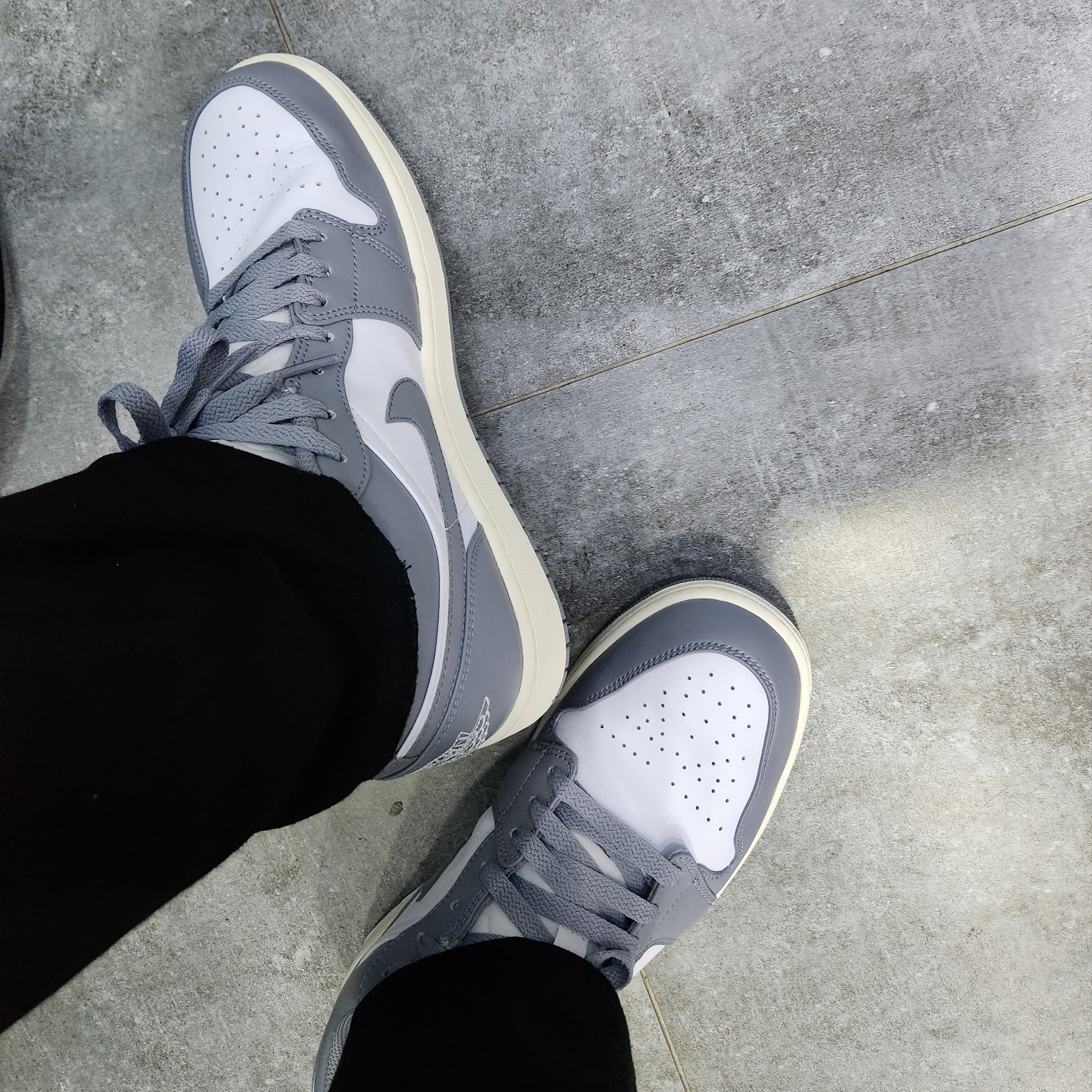 Jordan 1 Low Stealth and White 착용 스타일