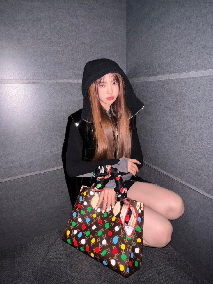 Louis Vuitton x YK Onthego MM Dots Print Monogram, Louis Vuitton x YK Painted Dots Monogram Shawl Black 착용 스타일 - 2