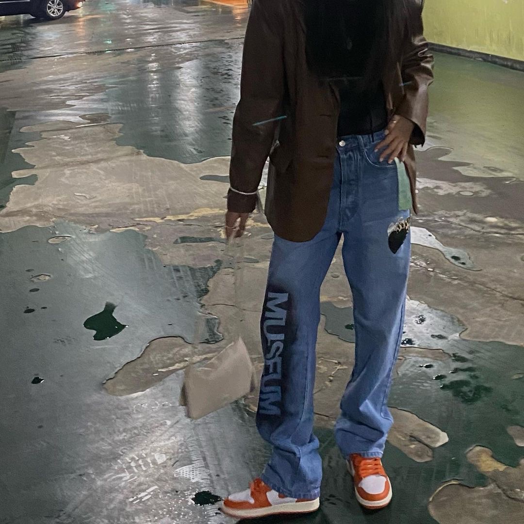 The Museum Visitor Leather Patch Sprayed Denim Pants Blue - 22FW, Jordan 1 KO Rush Orange 착용 스타일
