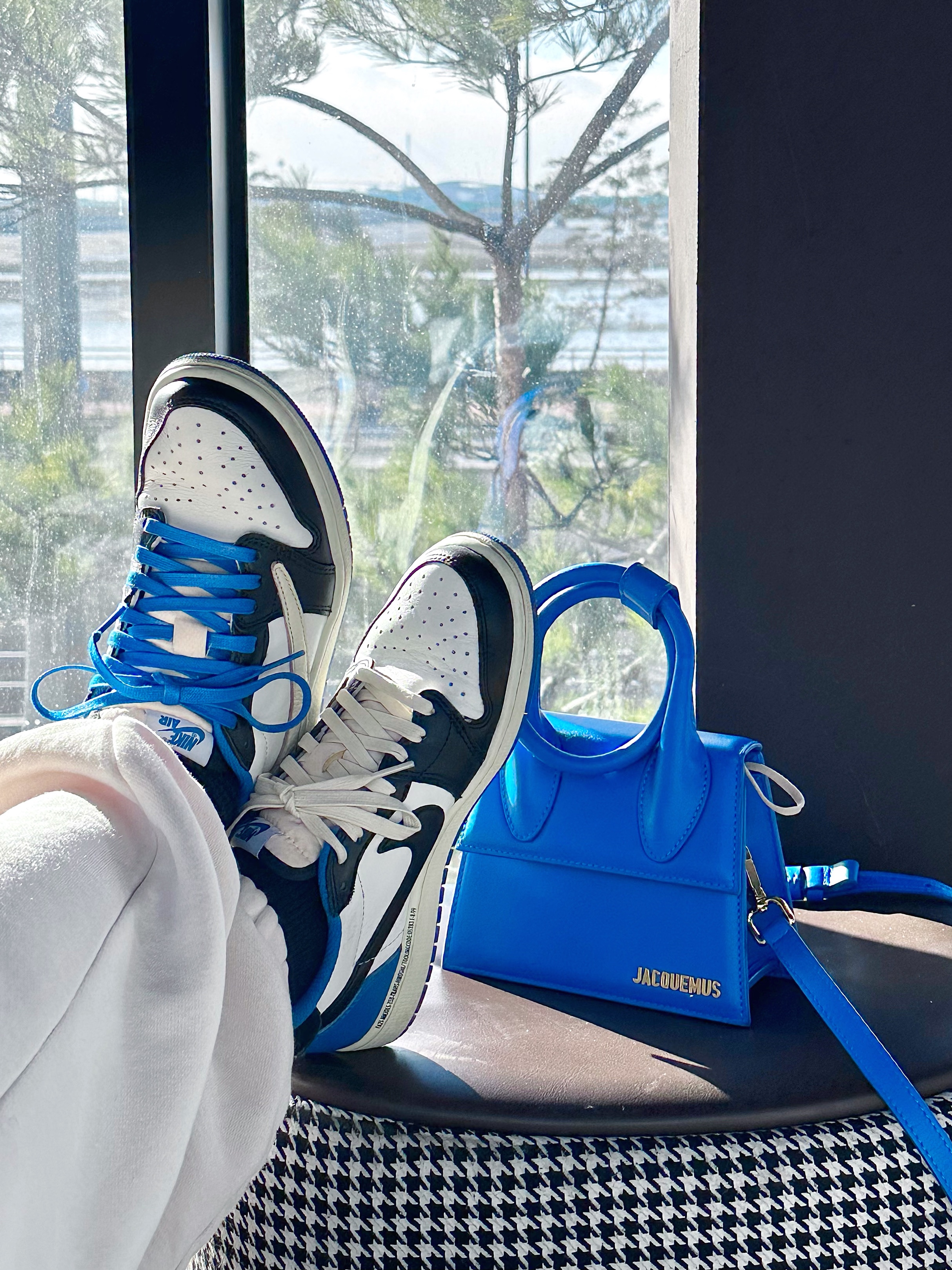 Jacquemus Le Chiquito Noeud Coiled Handbag Blue, Jordan 1 x Travis Scott x Fragment Retro Low OG SP Military Blue 착용 스타일