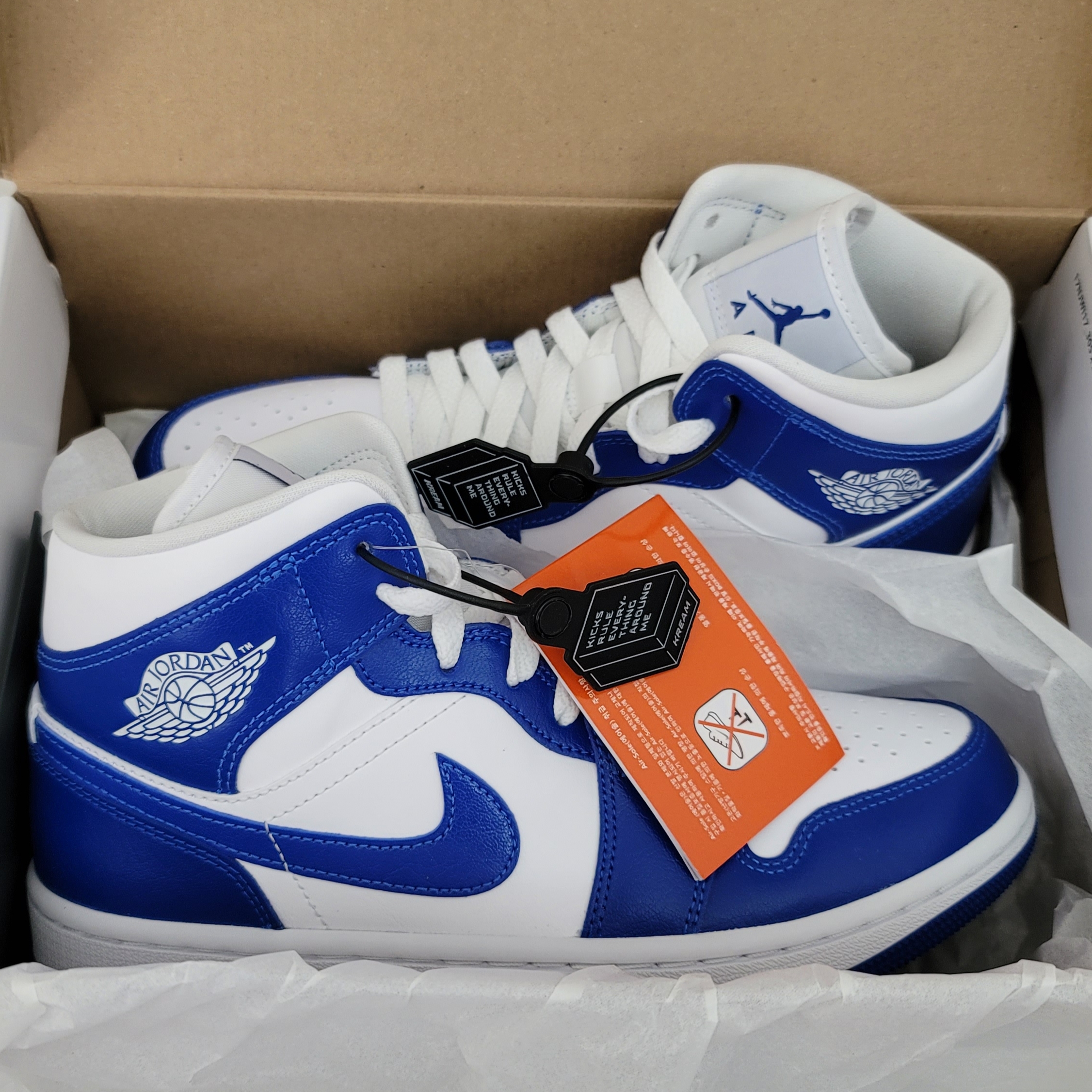 (W) Jordan 1 Mid White Hyper Royal 착용 스타일 - 1