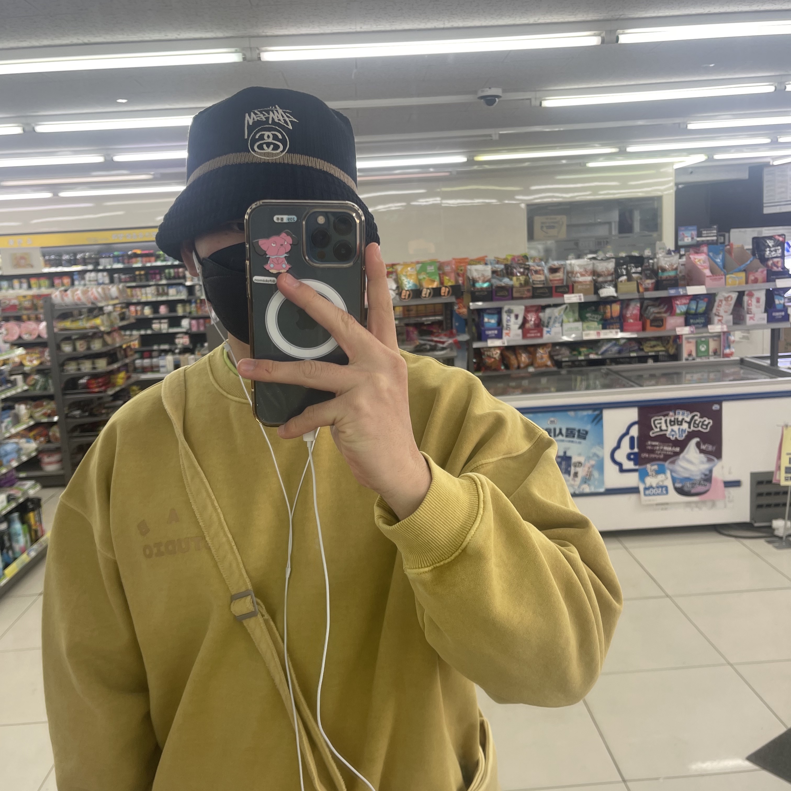 IAB Studio Pigment Sweatshirt & Mini Bag Mustard, Stussy SS Link Knit Bucket Hat Black 착용 스타일 - 2
