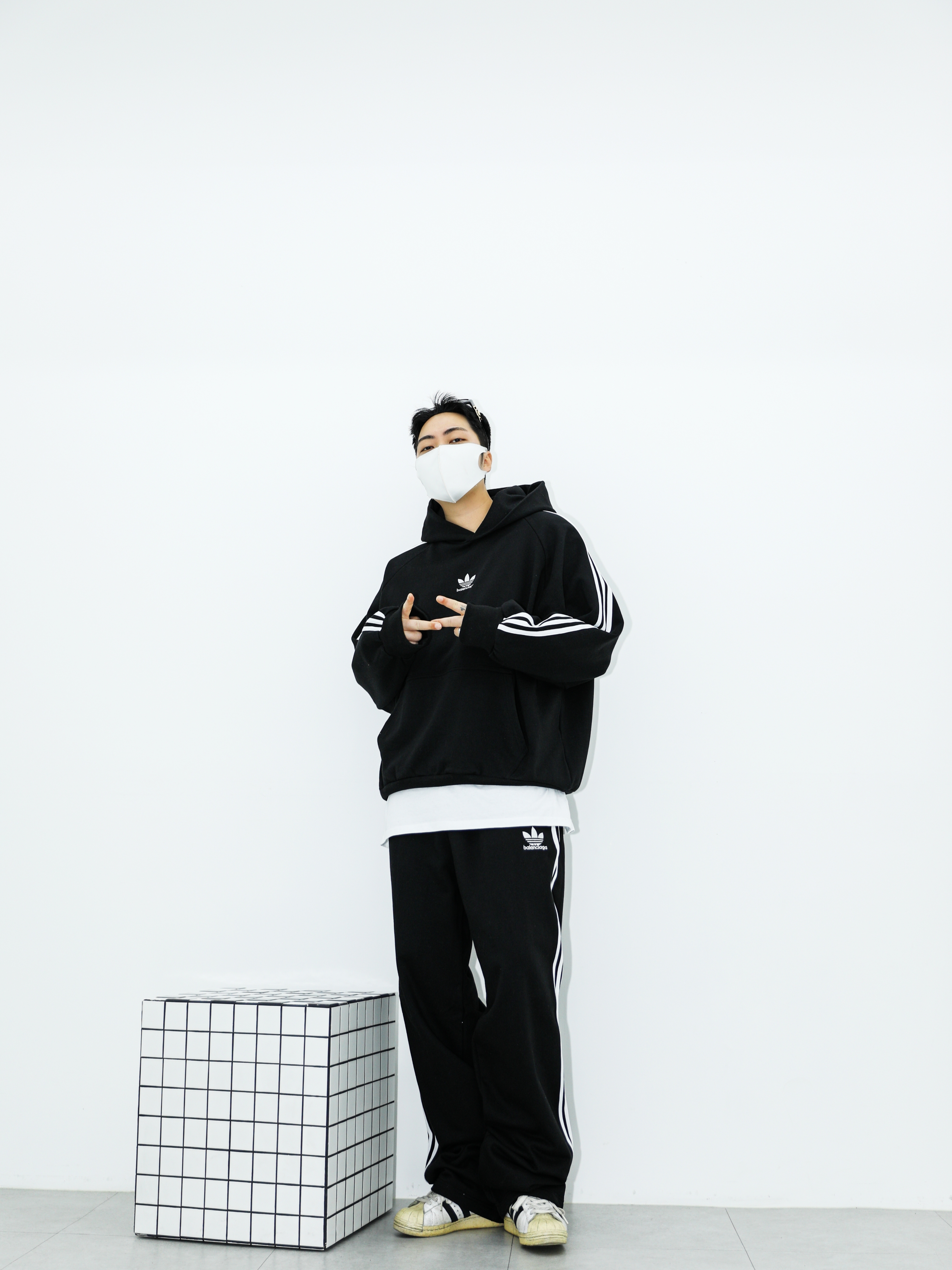 Balenciaga x Adidas Tailored Trousers Black, Balenciaga x Adidas Hoodie Large Fit Black 착용 스타일 - 2