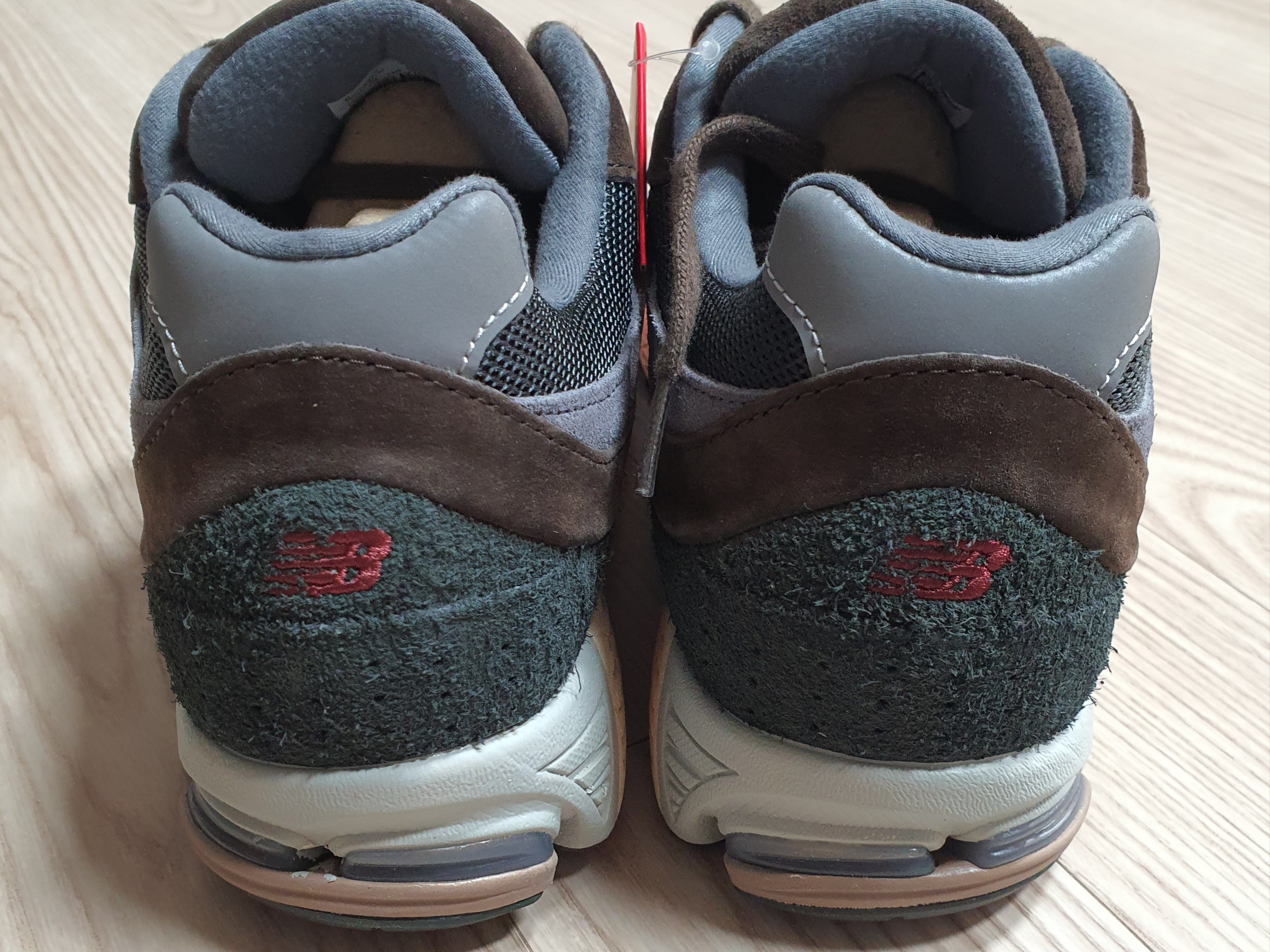 New Balance 2002R Rich Earth Blacktop 착용 스타일 - 3