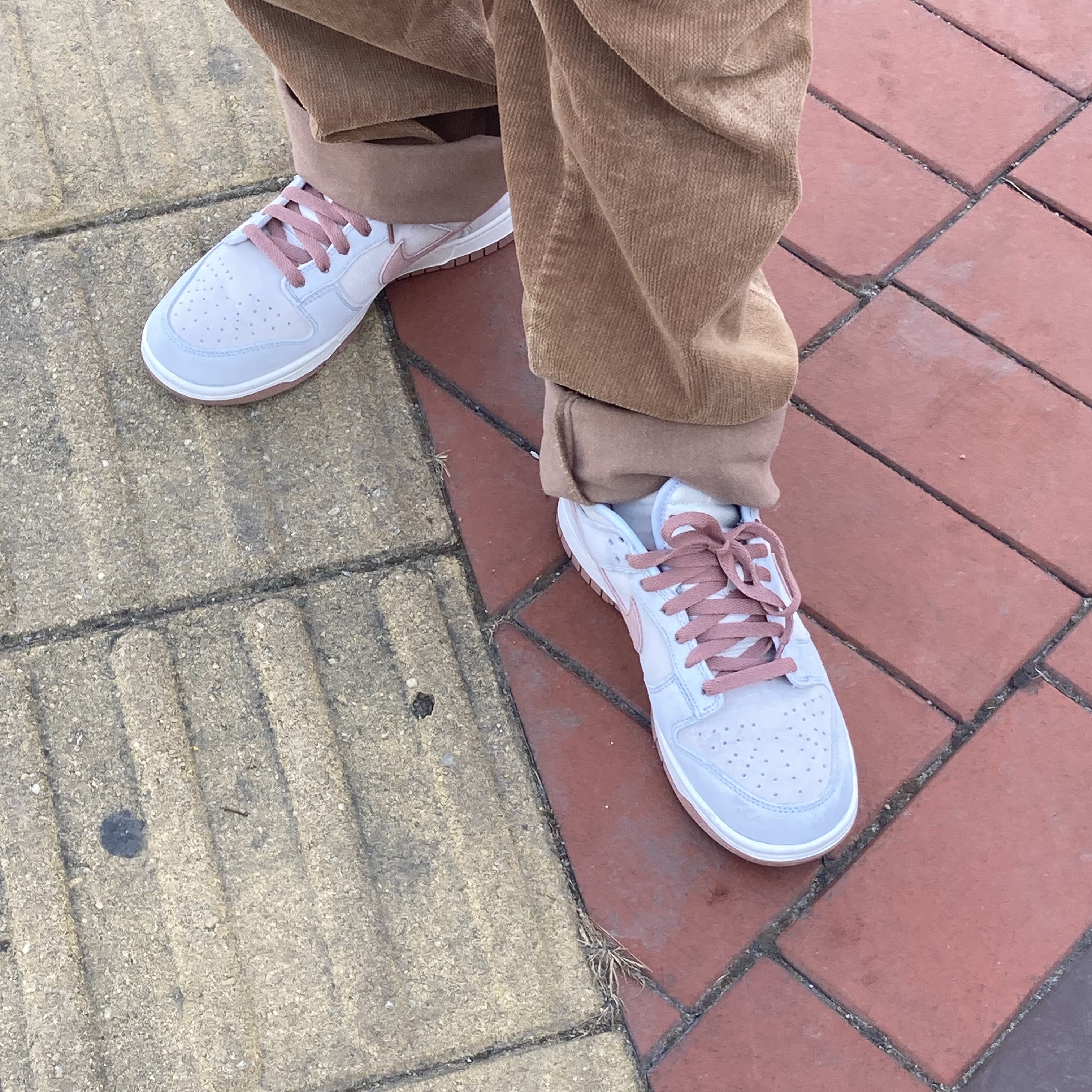 Nike Dunk Low Retro PRM Fossil Rose 착용 스타일 - 2